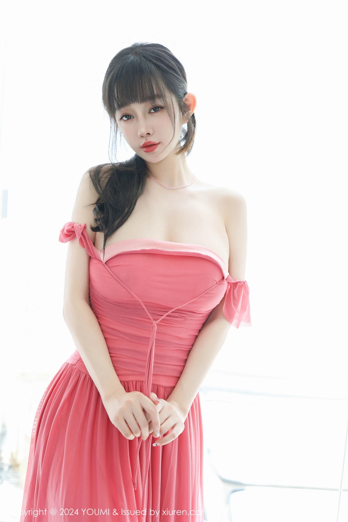 秀人集.com_[YouMi尤蜜荟]Vol.1077_女神王雨纯性感红色露肩连衣长裙配超薄肉丝秀曼妙身姿诱惑写真94P