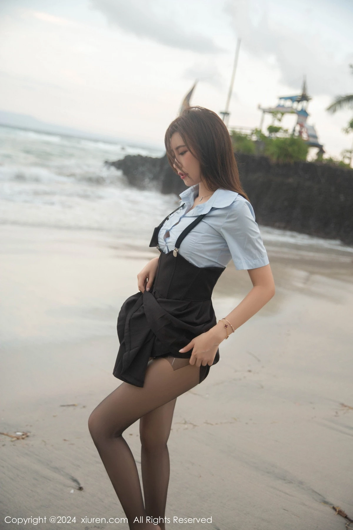 秀人集.com_[XiuRen秀人网]No.8752_女神绮里嘉ula性感淡蓝T配背带裙露超薄黑丝秀曼妙身姿诱惑写真80P