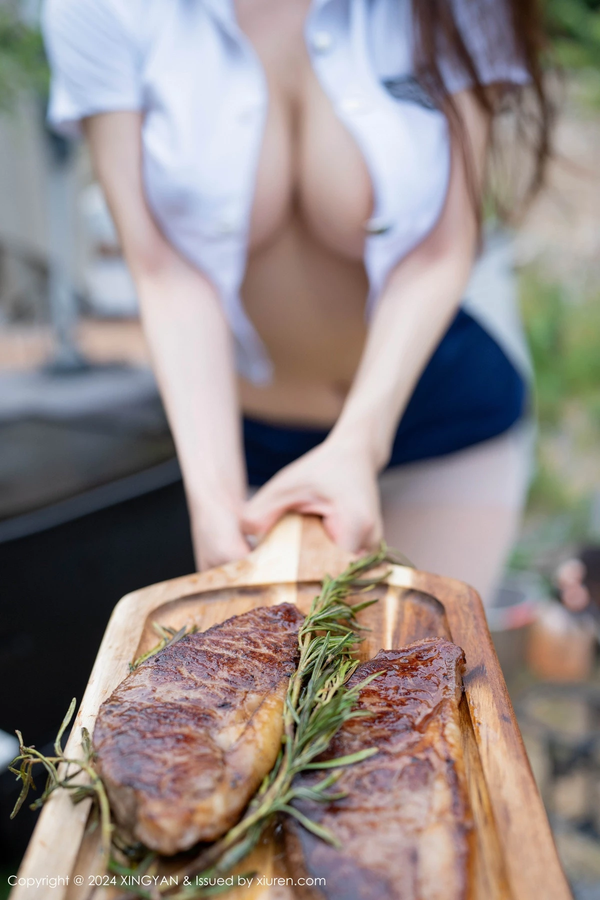 秀人集.com_[XINGYAN星颜社]VOL.257_模特清妙户外性感白T配蓝色短裙露超薄白丝秀翘臀美腿诱惑写真80P