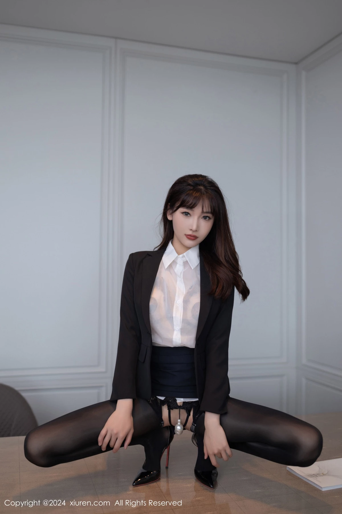 秀人集.com_[XiuRen秀人网]No.8988_模特陆萱萱白色薄透衬衫露黑色情趣内衣配开档黑丝极致魅惑写真80P