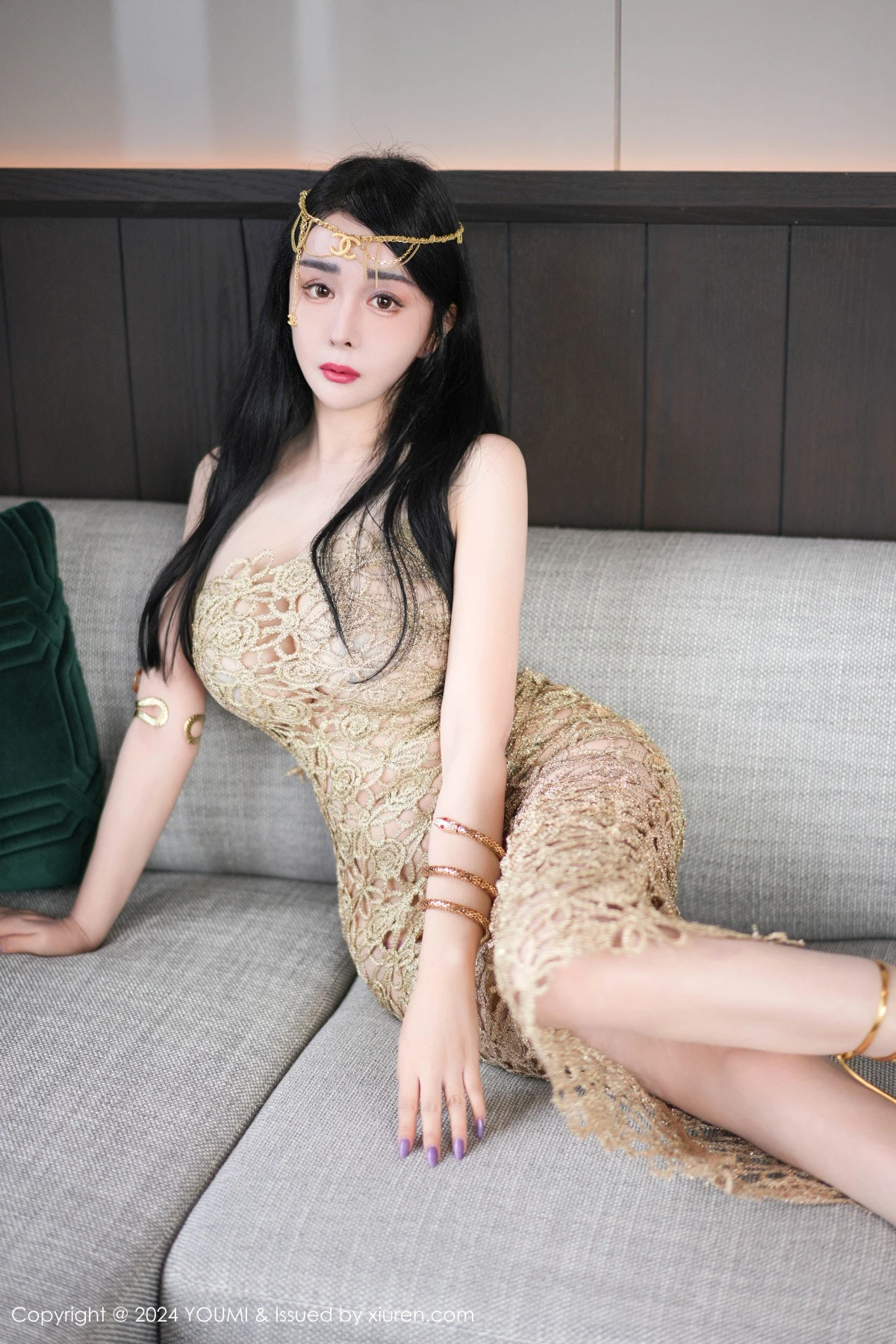 秀人集.com_[YouMi尤蜜荟]Vol.1091_模特允爾私房性感金色镂空连衣裙半脱秀丰满身材惹火诱惑写真69P