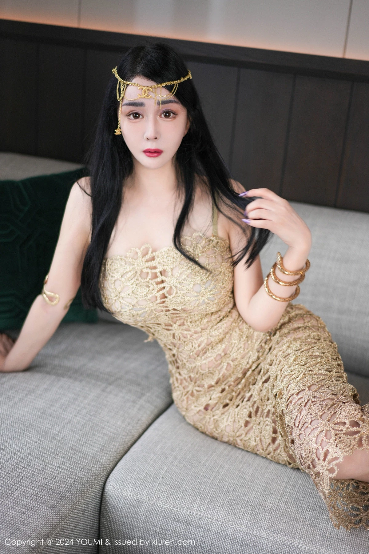 秀人集.com_[YouMi尤蜜荟]Vol.1091_模特允爾私房性感金色镂空连衣裙半脱秀丰满身材惹火诱惑写真69P