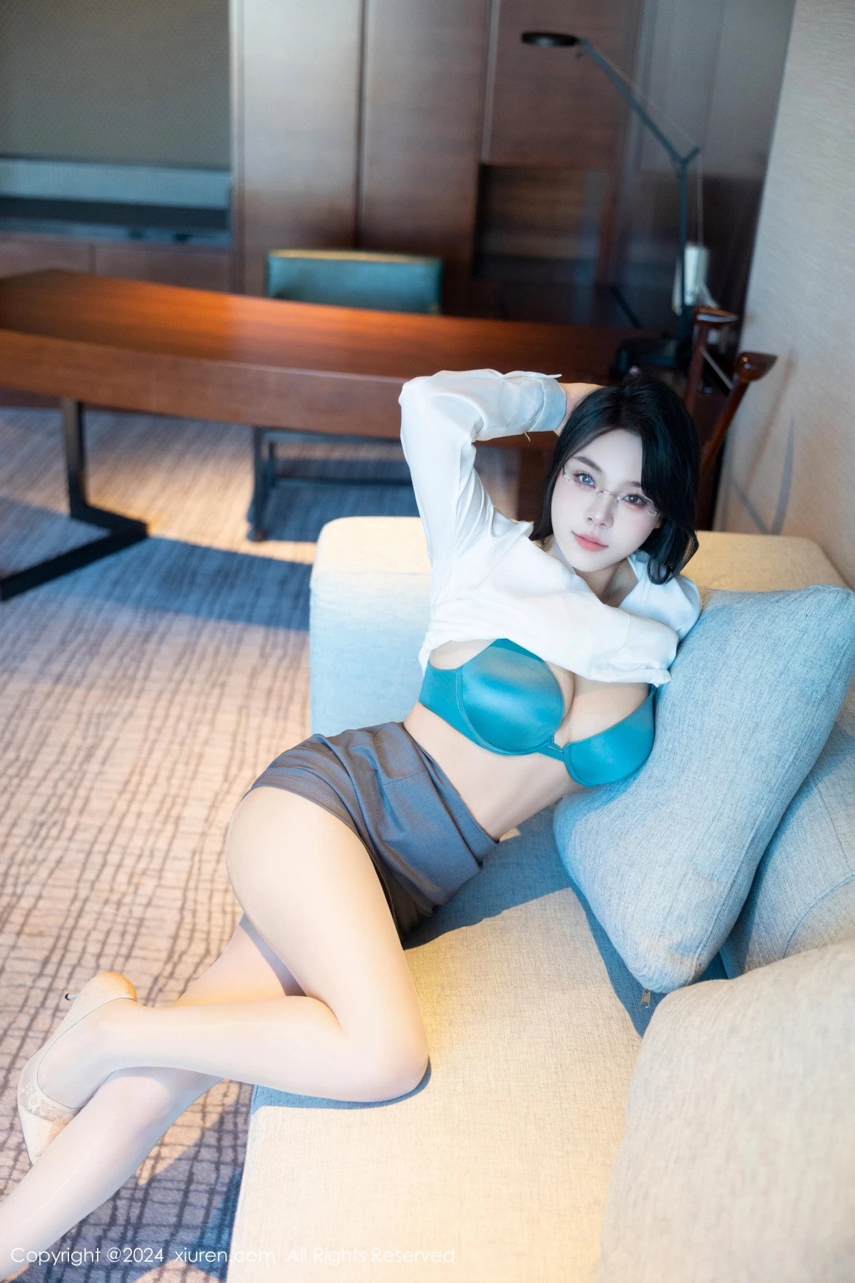 秀人集.com_[XiuRen秀人网]No.8989_新人模特麦田性感白色OL服饰露蓝色内衣配超薄肉丝撩人诱惑写真83P