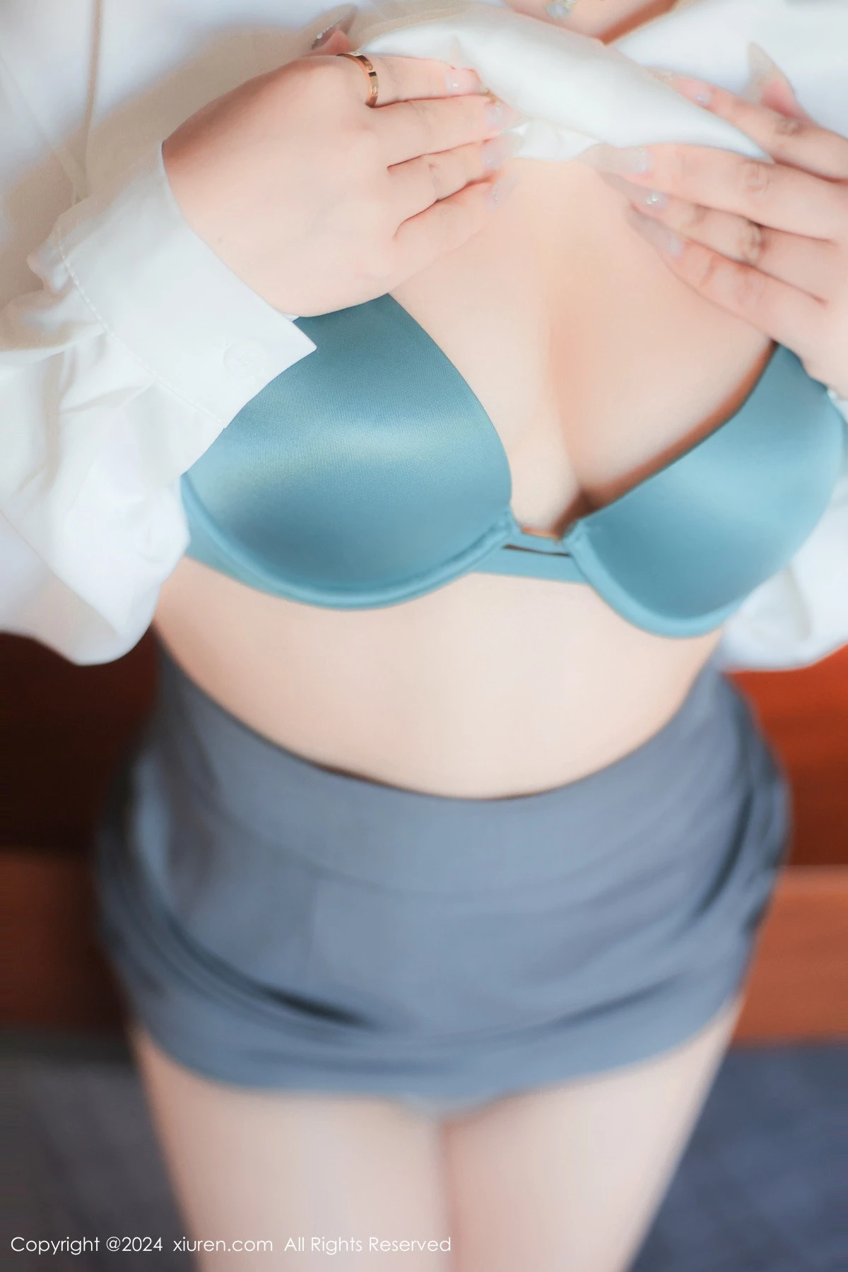 秀人集.com_[XiuRen秀人网]No.8989_新人模特麦田性感白色OL服饰露蓝色内衣配超薄肉丝撩人诱惑写真83P