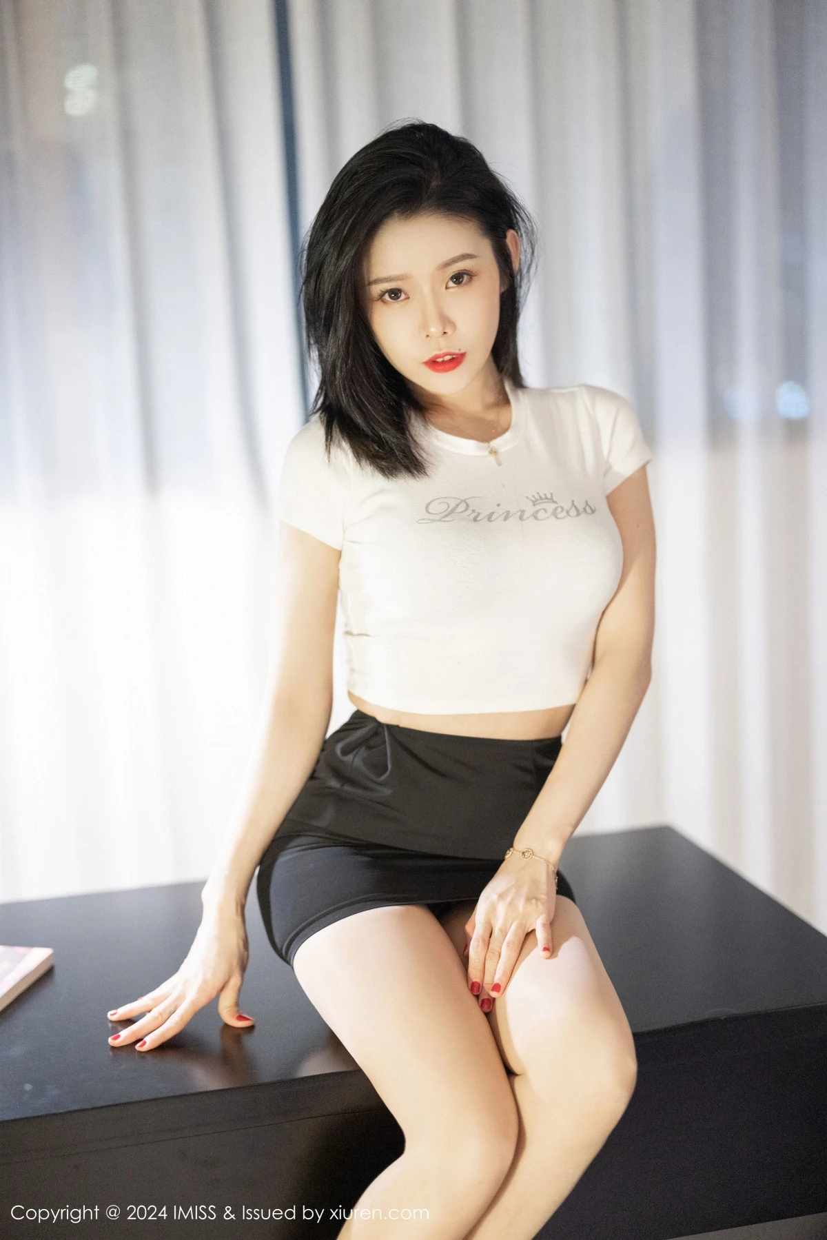 秀人集.com_[IMISS爱蜜社]Vol.777_女神luvian本能白色短T配黑短裙露黑色内衣秀完美身材诱惑写真39P