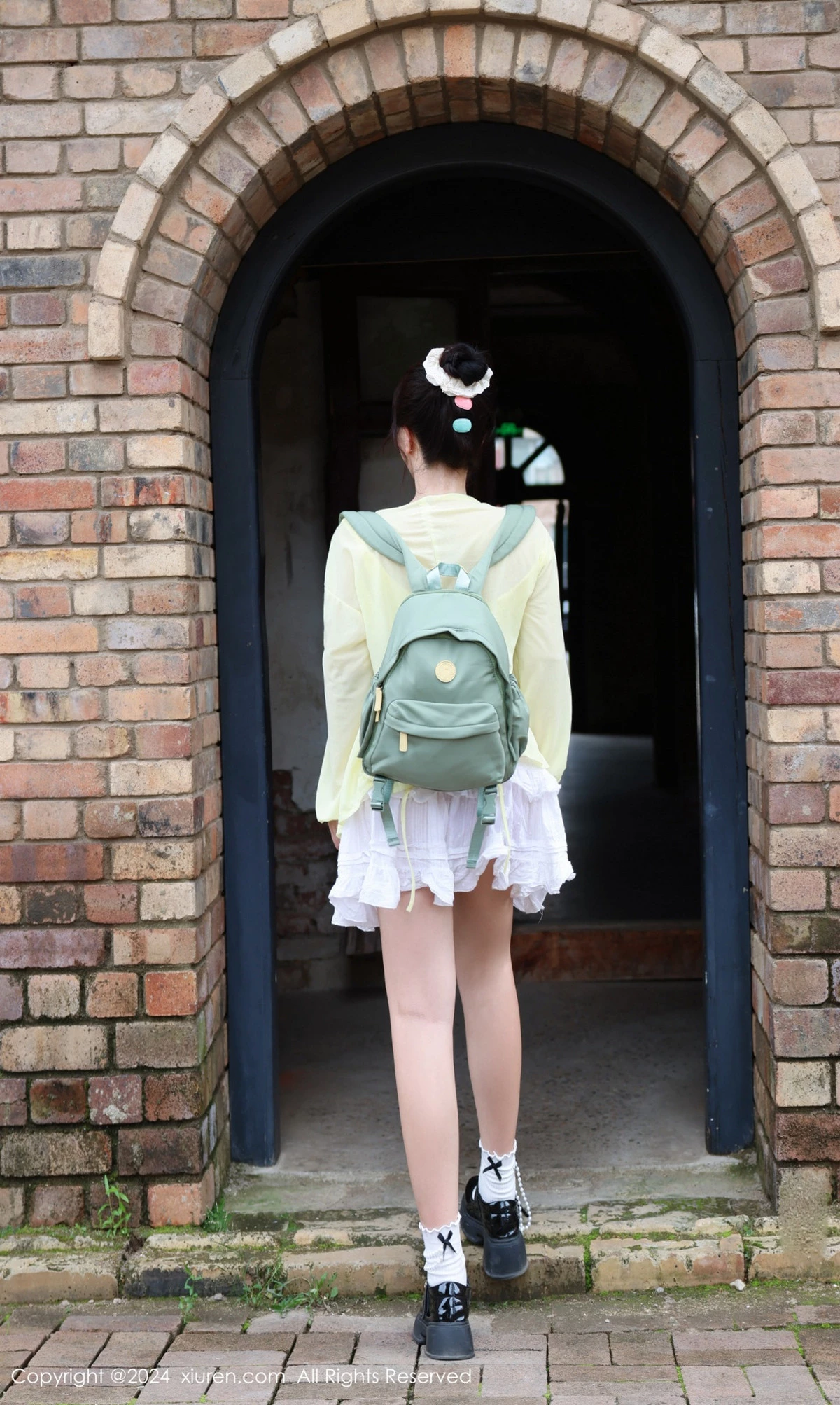 秀人集.com_[XiuRen秀人网]No.9024_模特小薯条nienie性感黄色上衣配白色短裙秀曼妙身姿迷人写真89P