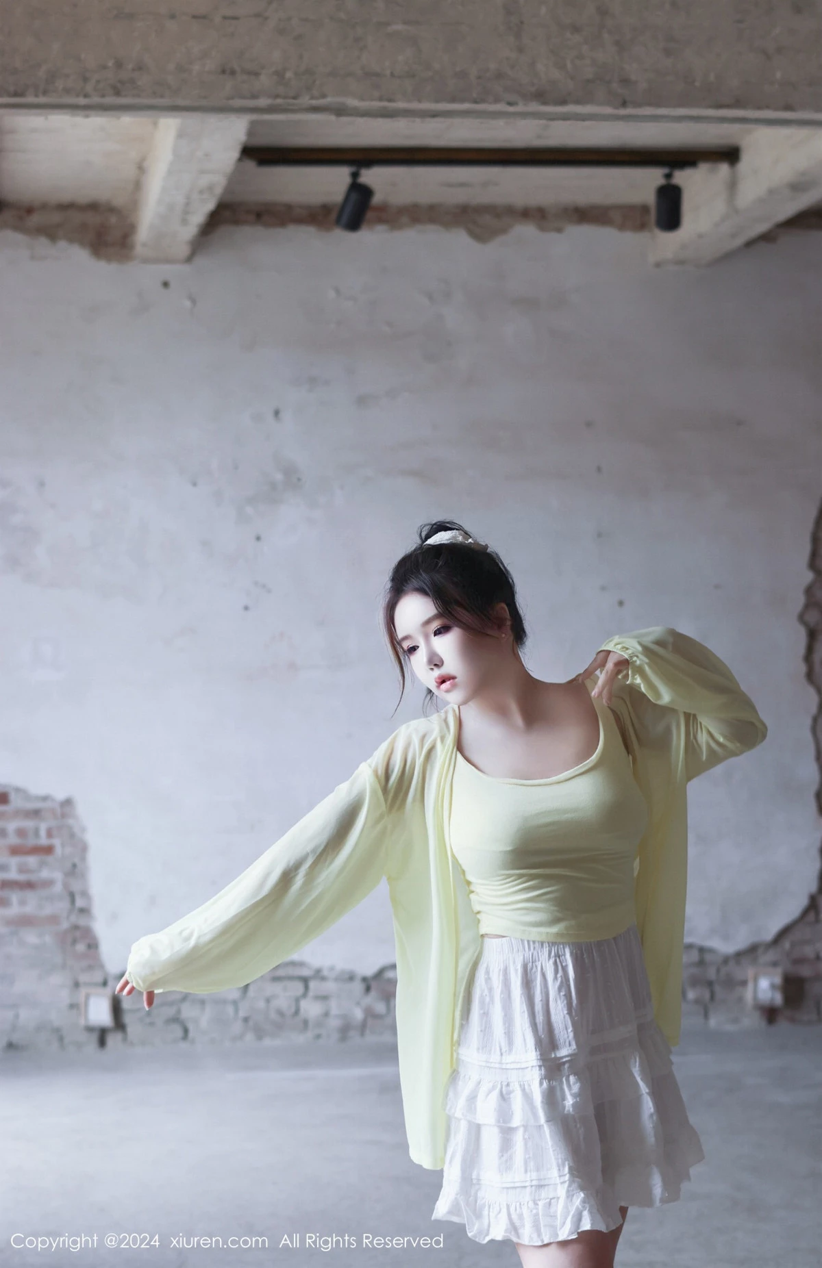 秀人集.com_[XiuRen秀人网]No.9024_模特小薯条nienie性感黄色上衣配白色短裙秀曼妙身姿迷人写真89P