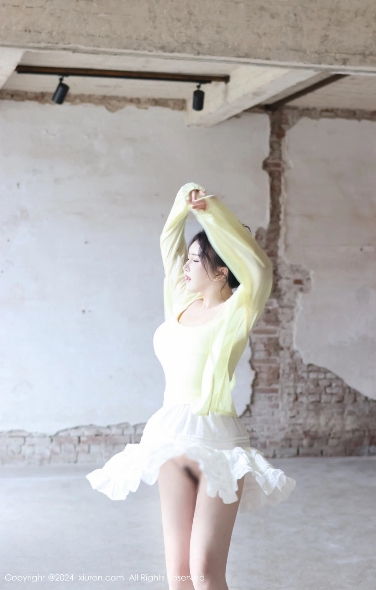 秀人集.com_[XiuRen秀人网]No.9024_模特小薯条nienie性感黄色上衣配白色短裙秀曼妙身姿迷人写真89P