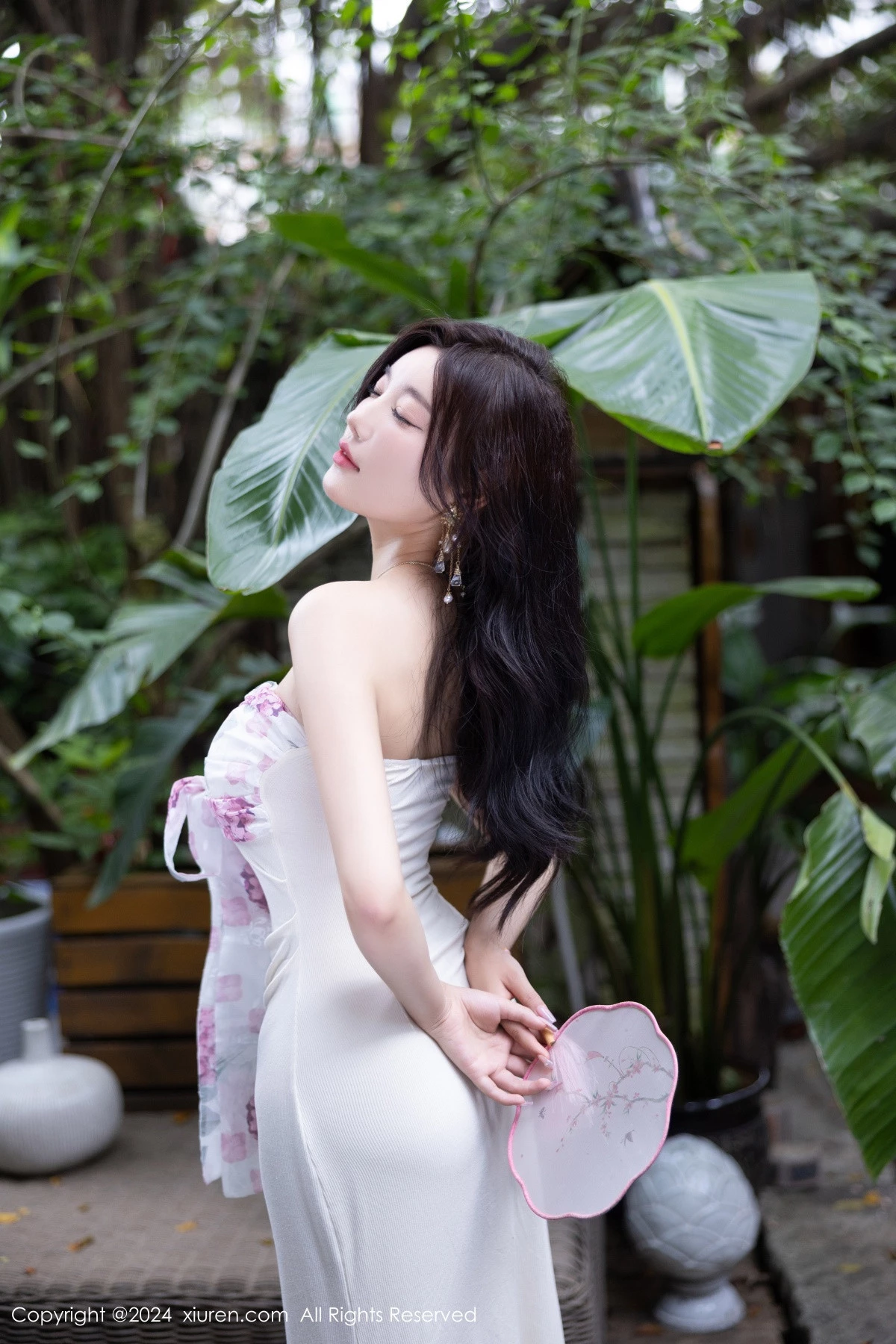 秀人集.com_[XiuRen秀人网]No.8926_女神杨晨晨Yome性感浅色连衣裙配开档肉丝秀完美身材诱惑写真80P