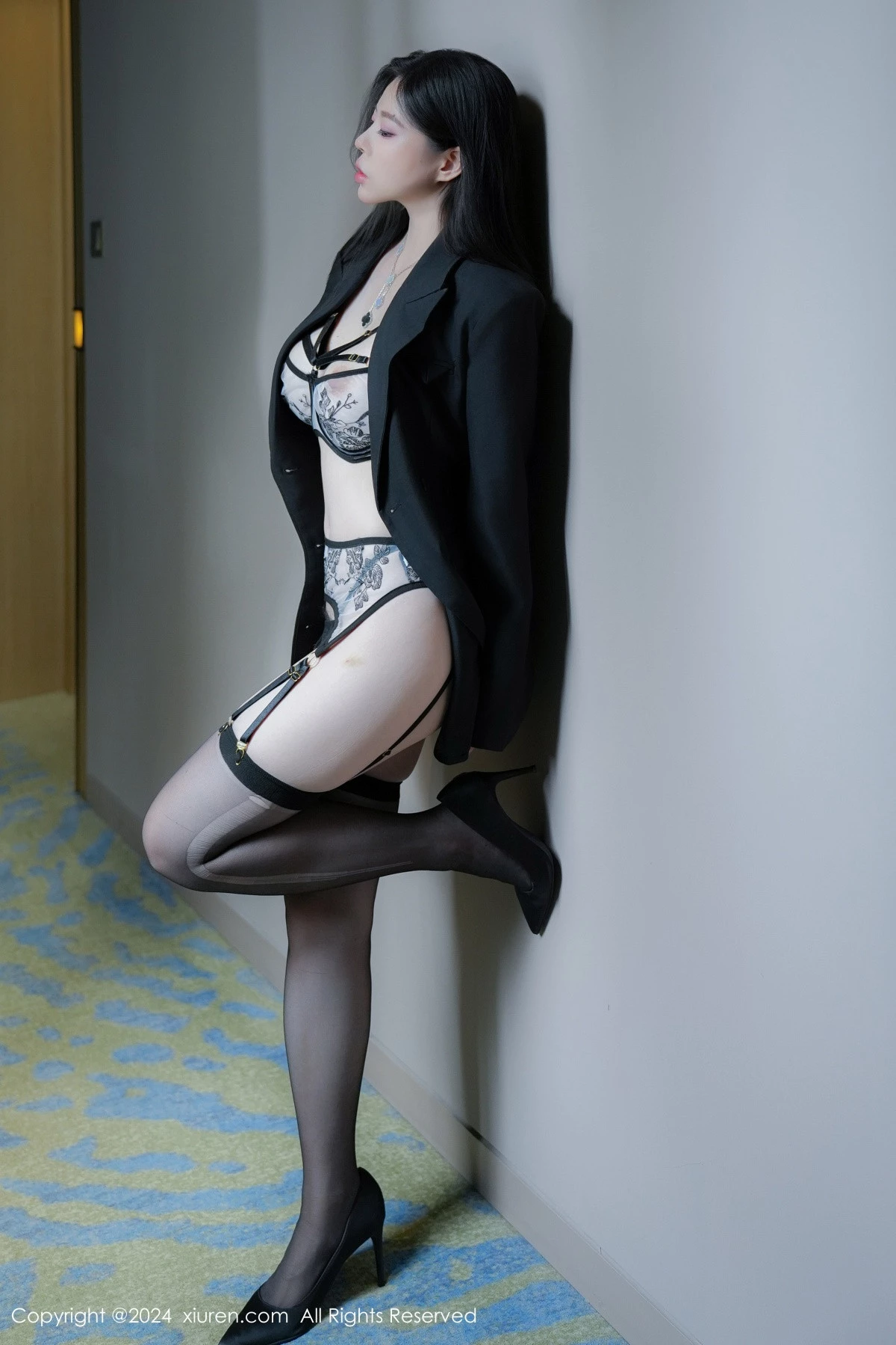 秀人集.com_[XiuRen秀人网]No.8920_模特白茹雪abby性感紫色吊带+黑色内衣配黑丝吊袜极致魅惑写真75P