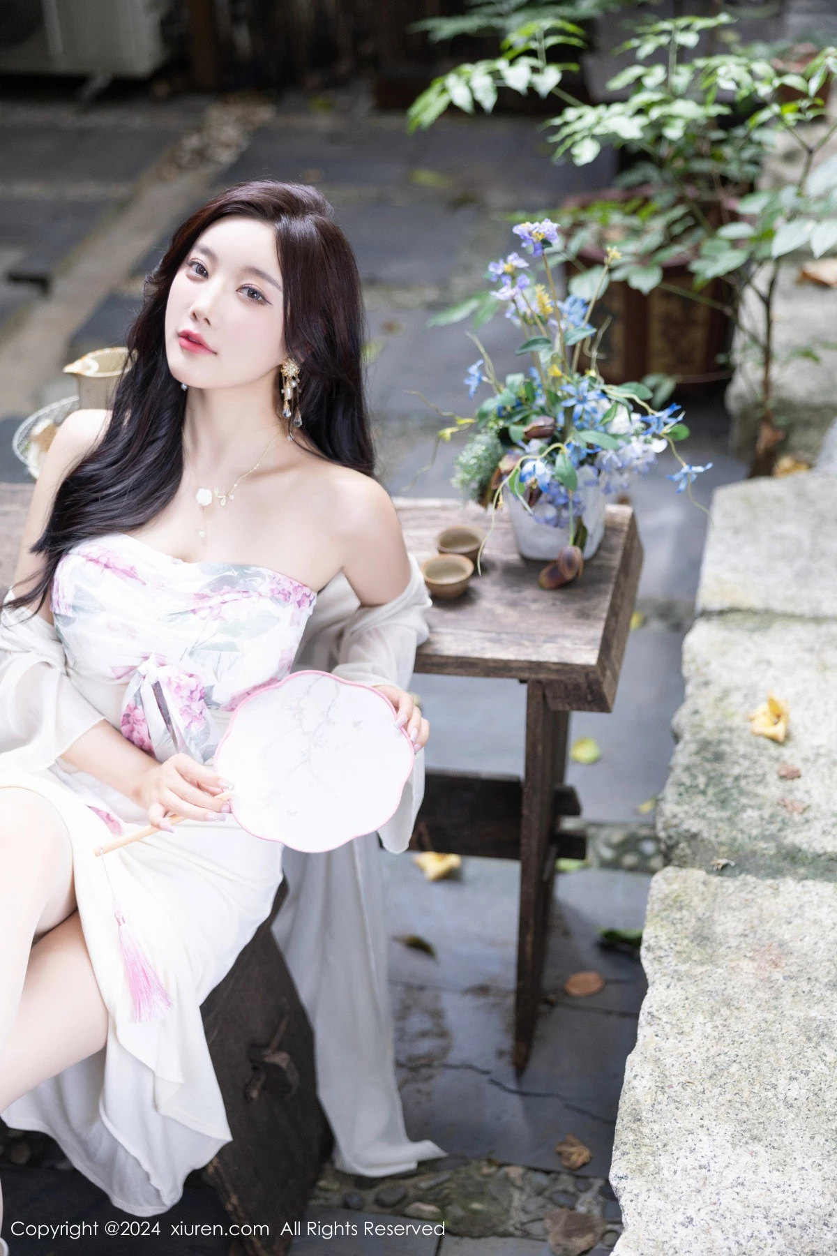 秀人集.com_[XiuRen秀人网]No.8926_女神杨晨晨Yome性感浅色连衣裙配开档肉丝秀完美身材诱惑写真80P