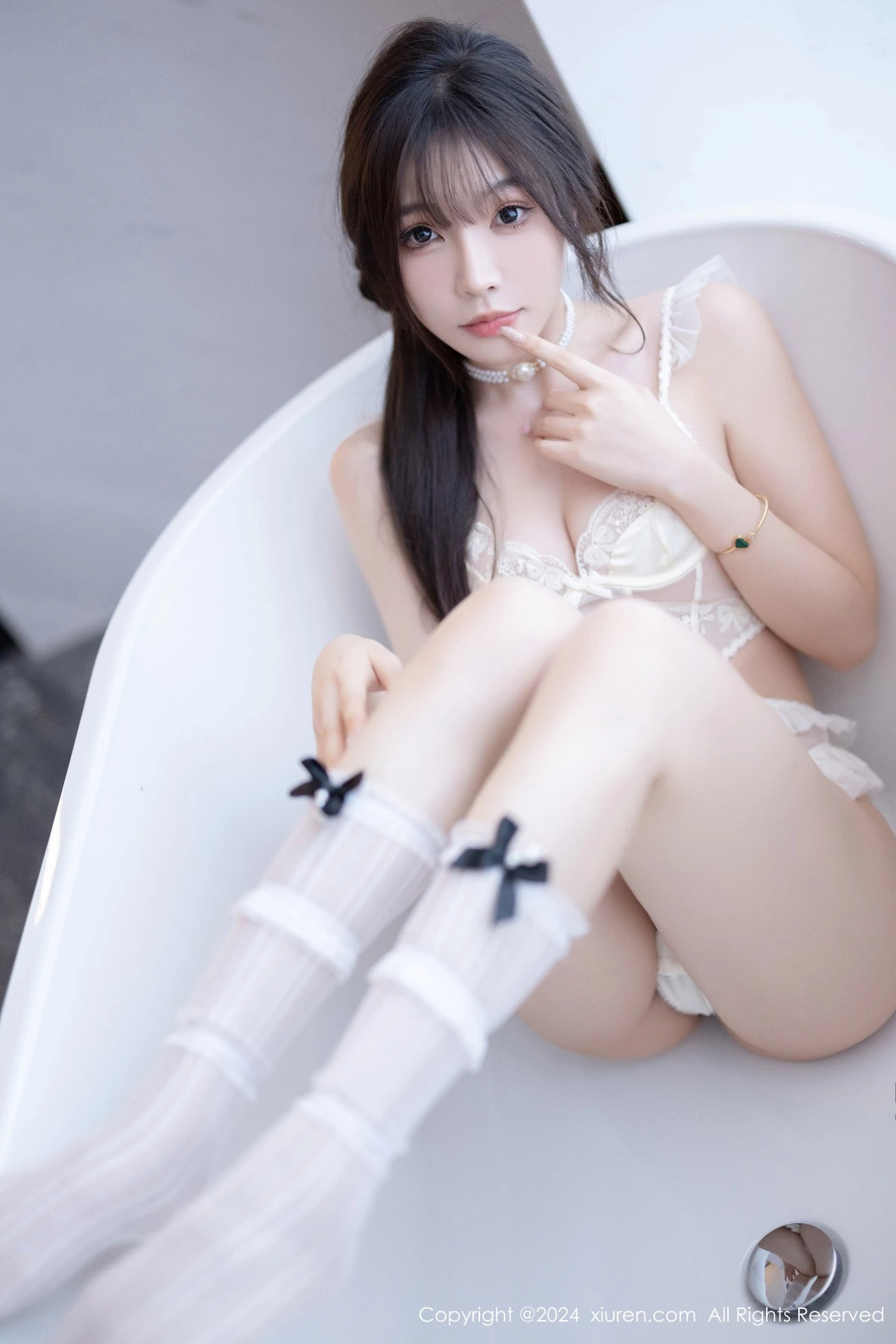 秀人集.com_[XiuRen秀人网]No.9101_女神徐莉芝Booty白色连衣裙露白色蕾丝内衣配白丝吊袜诱惑写真90P