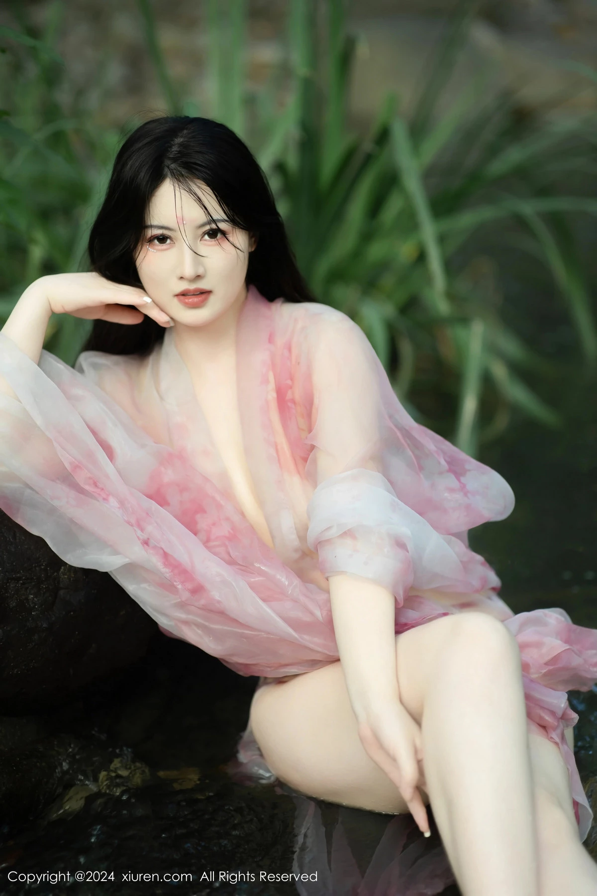 秀人集.com_[XiuRen秀人网]No.9100_模特诗诗kiki户外性感粉色古风薄纱服饰秀丰腴身姿惹火诱惑写真70P