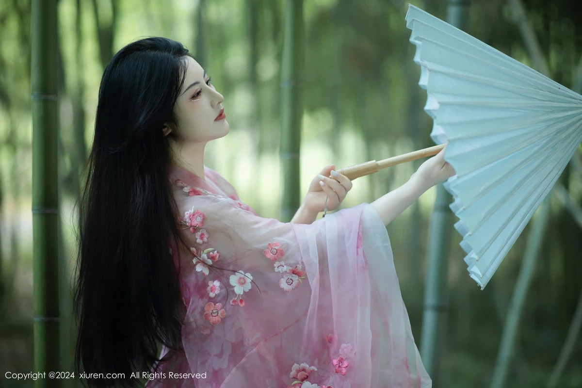 秀人集.com_[XiuRen秀人网]No.9100_模特诗诗kiki户外性感粉色古风薄纱服饰秀丰腴身姿惹火诱惑写真70P