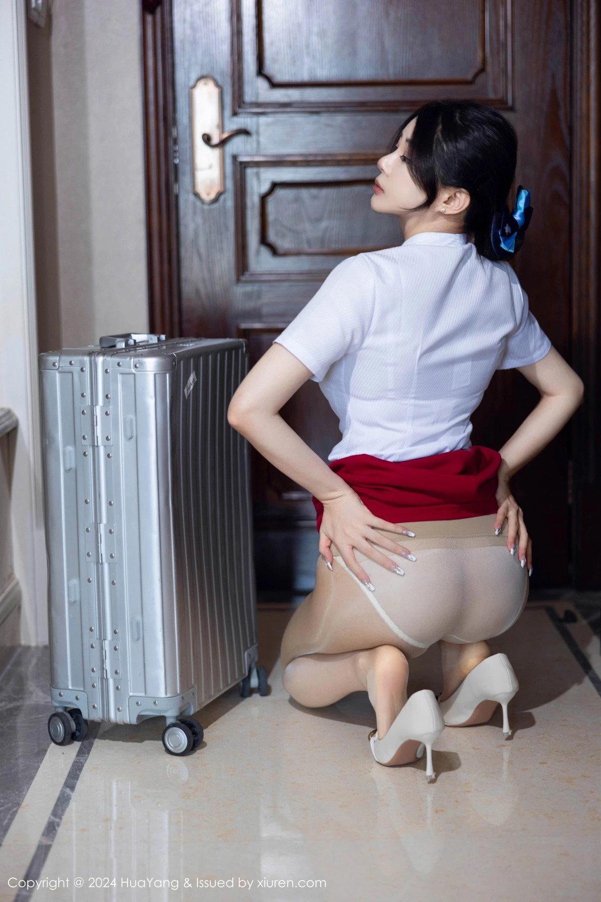 秀人集.com_[HuaYang花漾]Vol.605_模特凯竹Quinn性感空姐制服红短裙露肉丝袜秀丰腴身姿诱惑写真80P