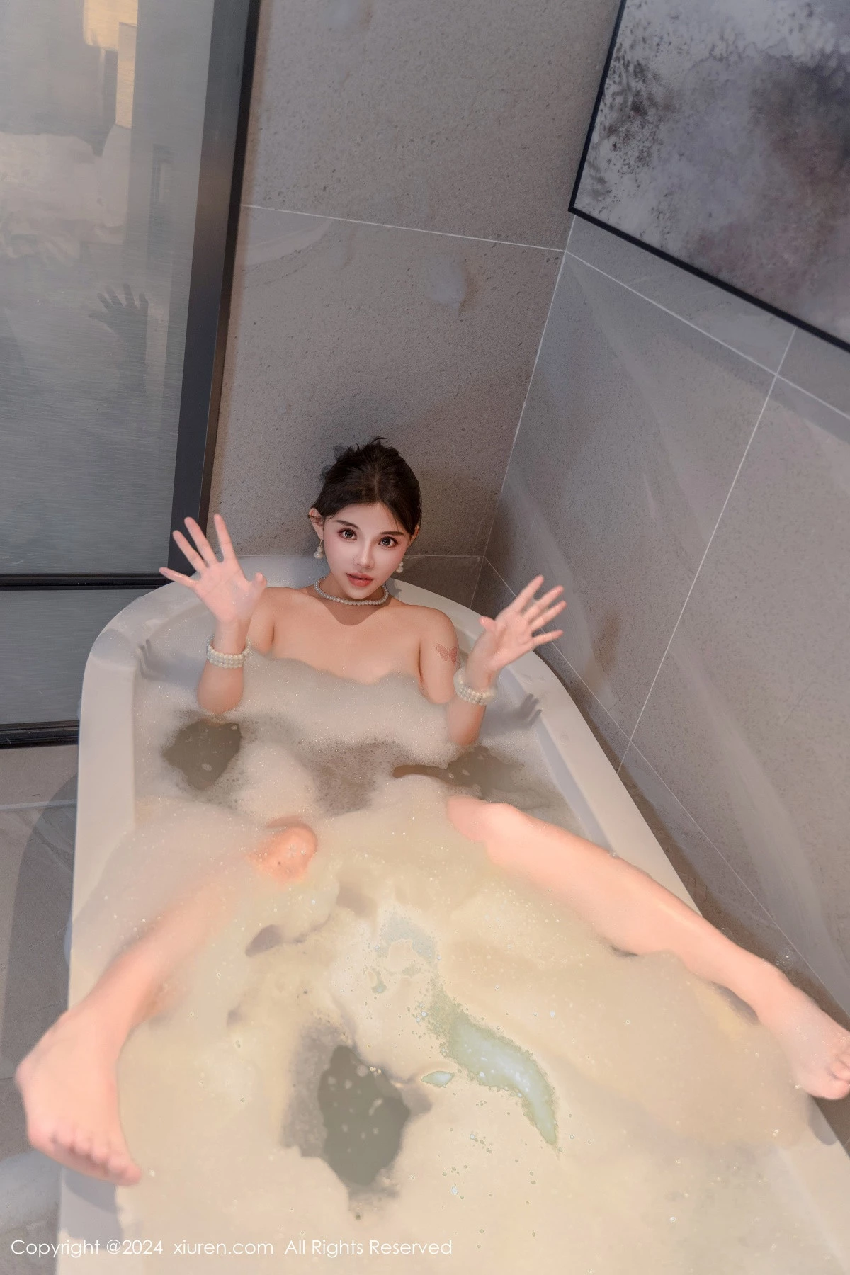 秀人集.com_[XiuRen秀人网]No.9143_模特小童颜浴室场景性感黑色旗袍露黑色内衣配黑丝吊袜诱惑写真80P