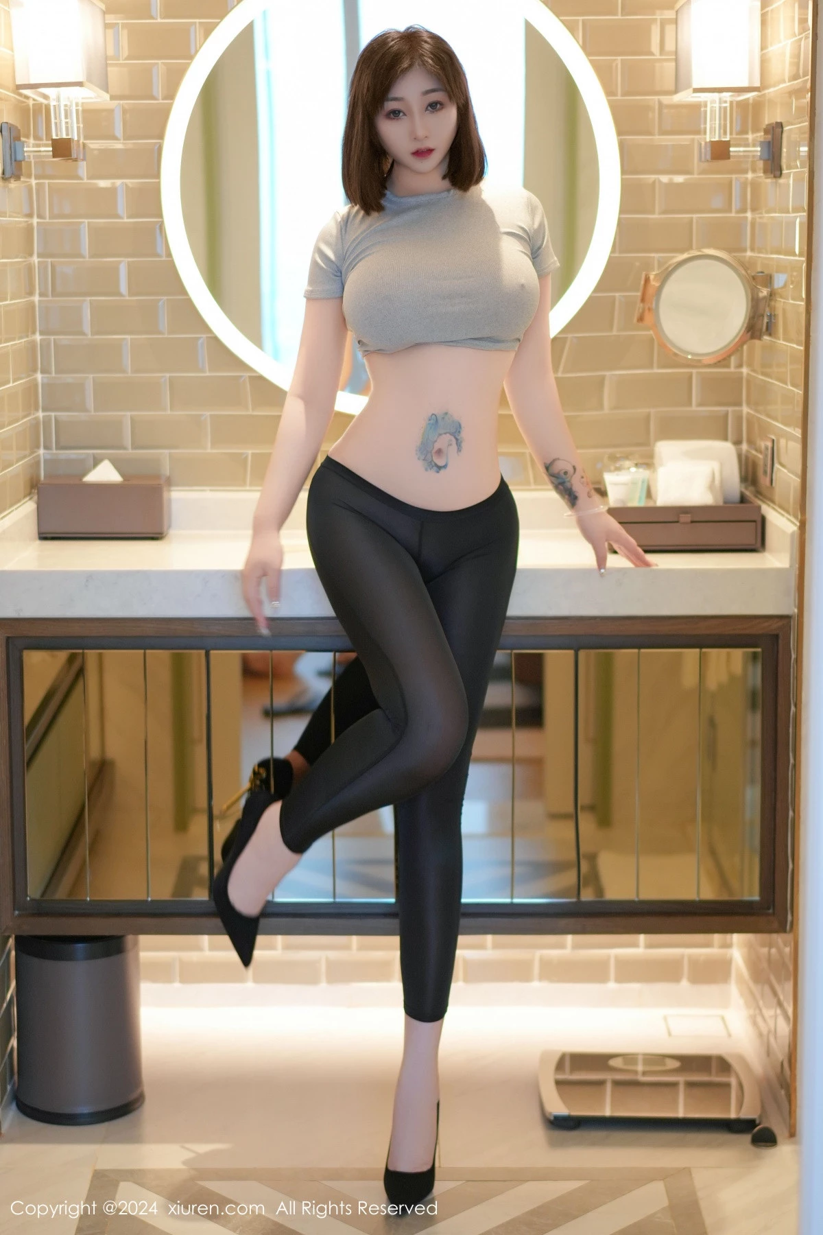 秀人集.com_[XiuRen秀人网]No.9153_女神妲己_Toxic私房性感灰色T恤配黑丝裤袜秀雪峰美臀诱惑写真41P