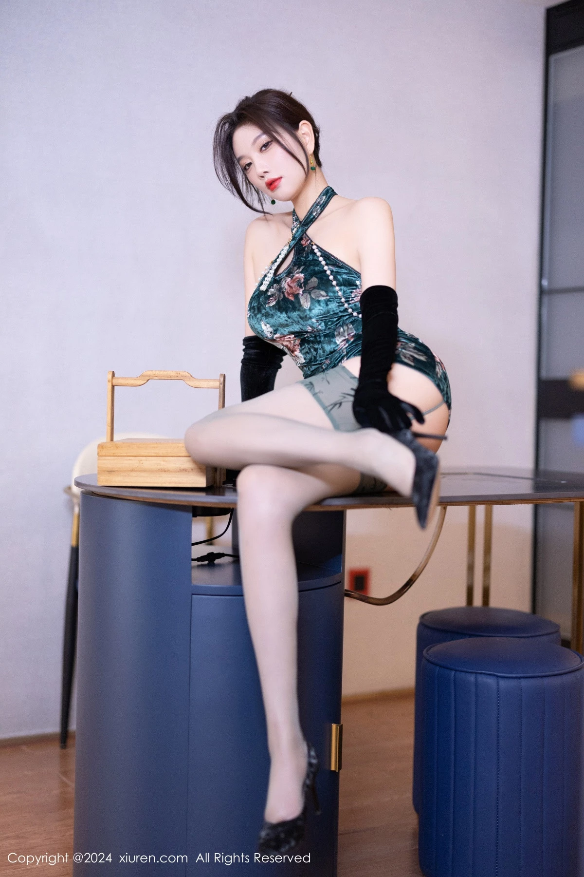 秀人集.com_[XiuRen秀人网]No.9165_女神杨晨晨Yome性感古风旗袍服饰配超薄肉丝秀丰腴身姿诱惑写真83P