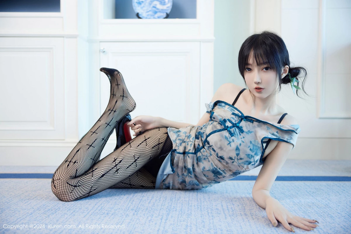 秀人集.com_[XiuRen秀人网]No.9236_模特玥儿玥er性感浅蓝旗袍露黑色内衣配黑丝网袜秀美腿诱惑写真74P
