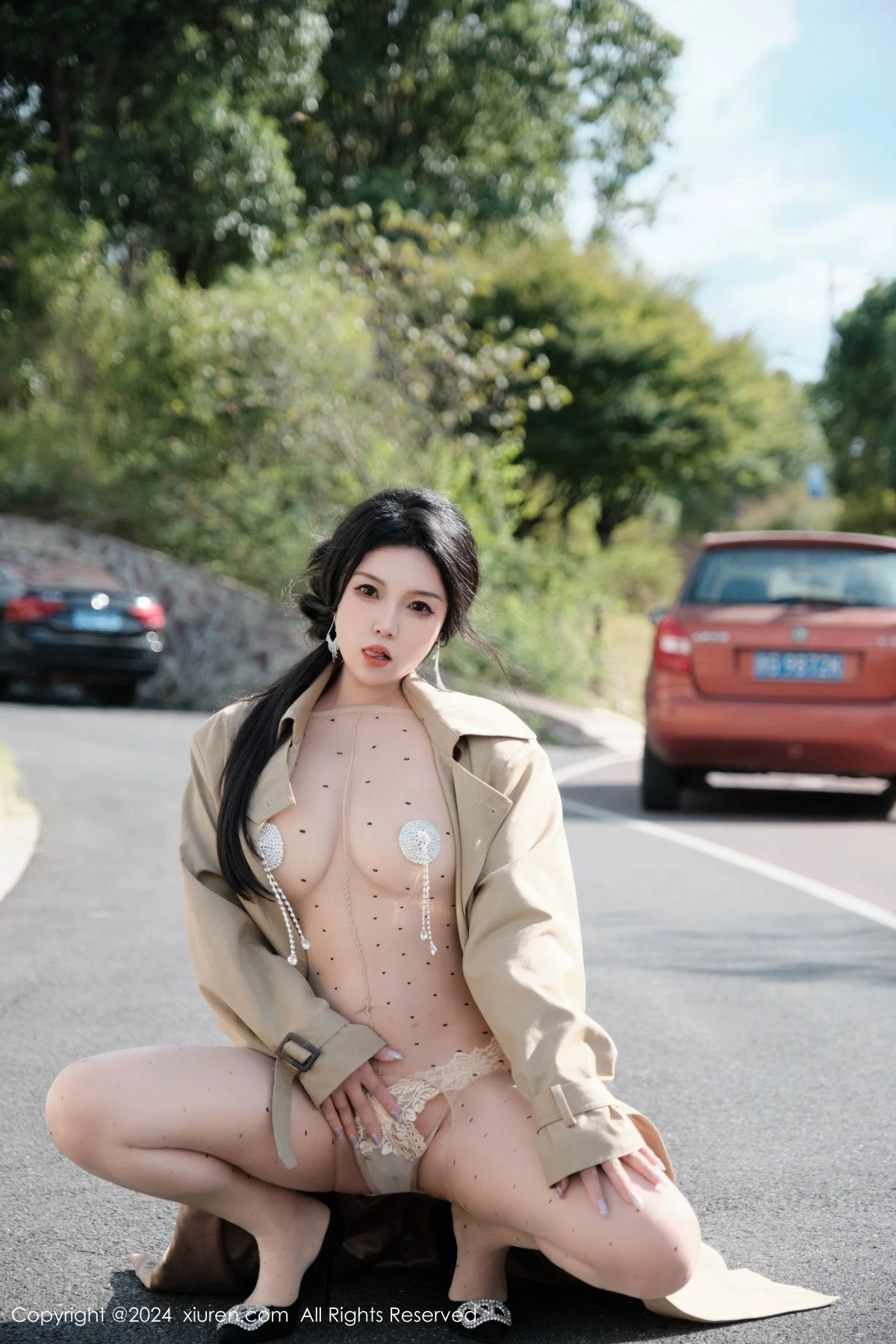 秀人集.com_[XiuRen秀人网]No.9261_模特麦田性感浅色外套露开档连体肉丝秀曼妙身姿完美诱惑写真50P