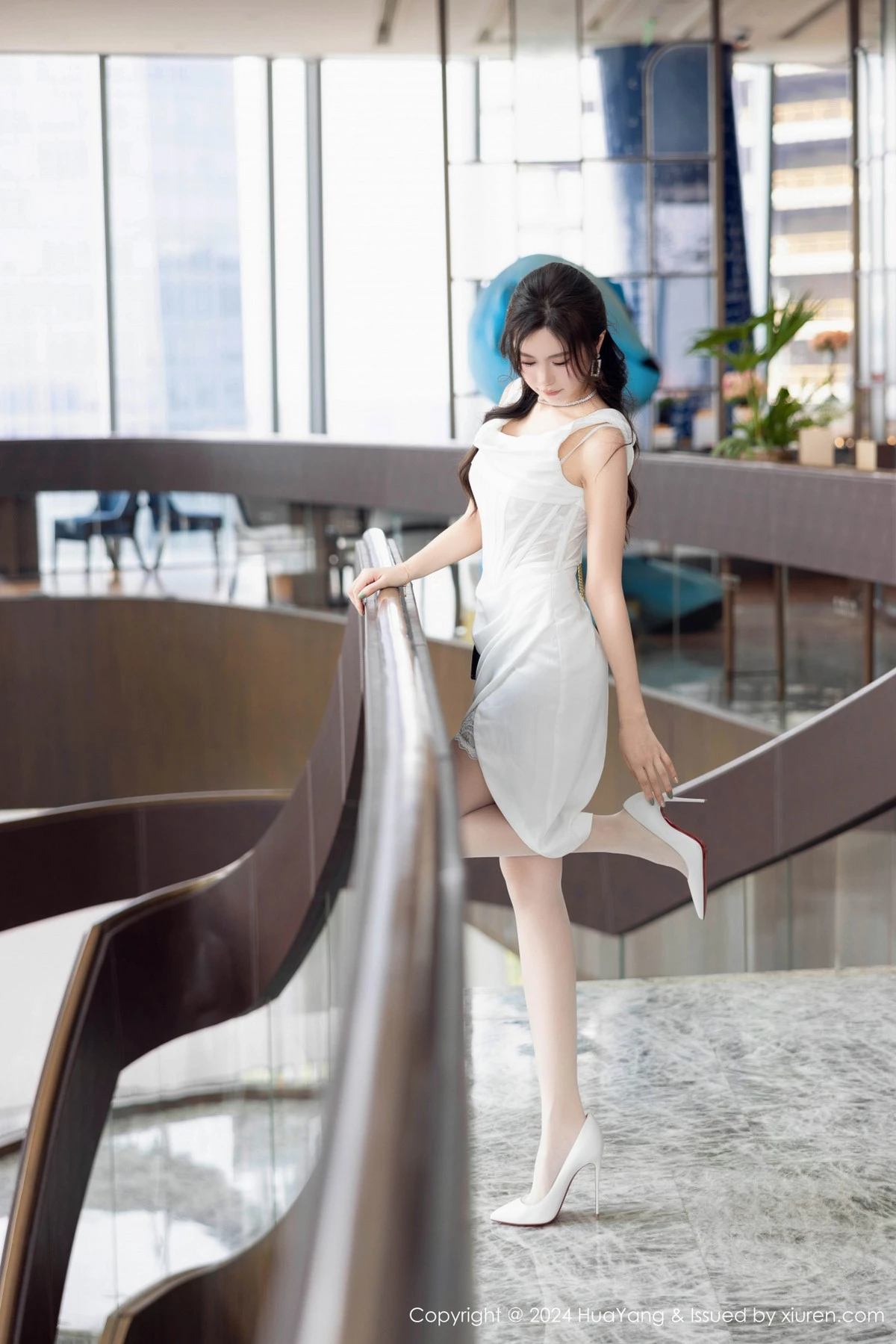 秀人集.com_[HuaYang花漾]Vol.612_女神绮里嘉ula性感白色连衣短裙配白色丝袜秀曼妙身姿诱惑写真86P