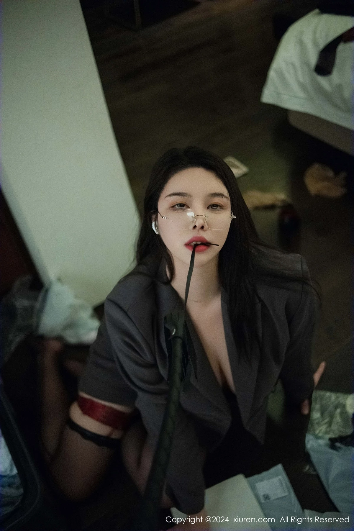 秀人集.com_[XiuRen秀人网]No.9287_模特樱桃小犊子性感灰色西服配黑丝吊袜秀丰腴身材撩人诱惑写真47P