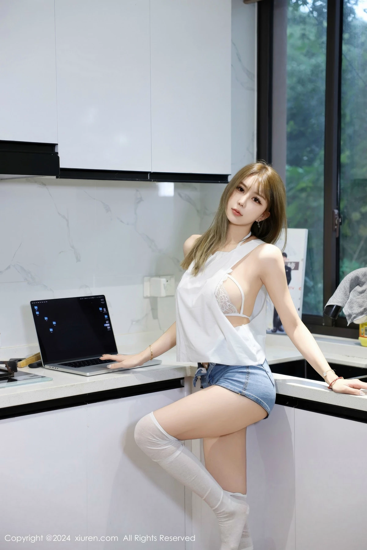 秀人集.com_[XiuRen秀人网]No.9374_模特Zoe柚柚性感白色蕾丝情趣内衣配白丝袜秀凹凸身材诱惑写真75P
