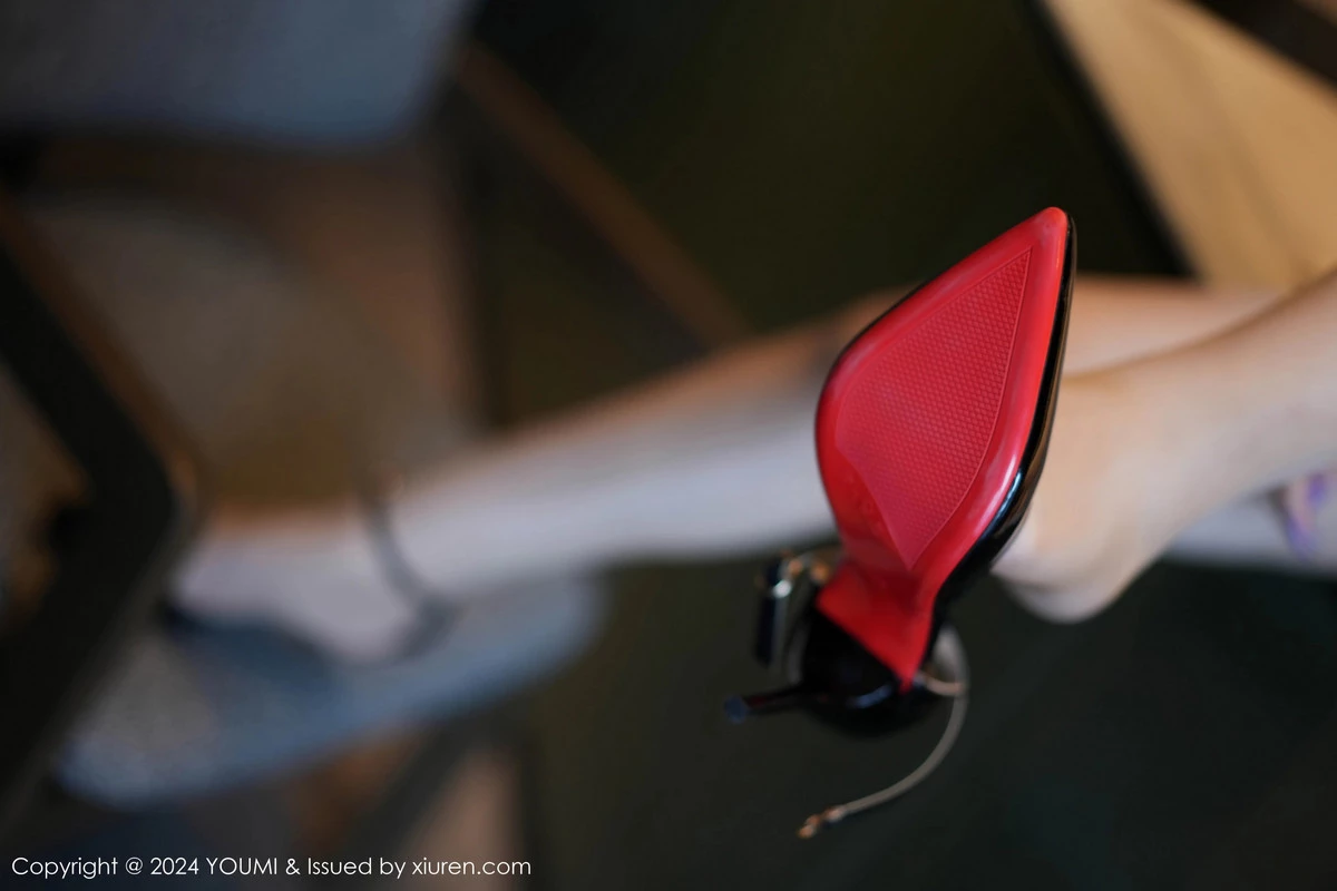 秀人集.com_[YouMi尤蜜荟]Vol.1107_模特允爾性感白色服饰露肉色内衣配开档肉丝秀丰满身材诱惑写真68P