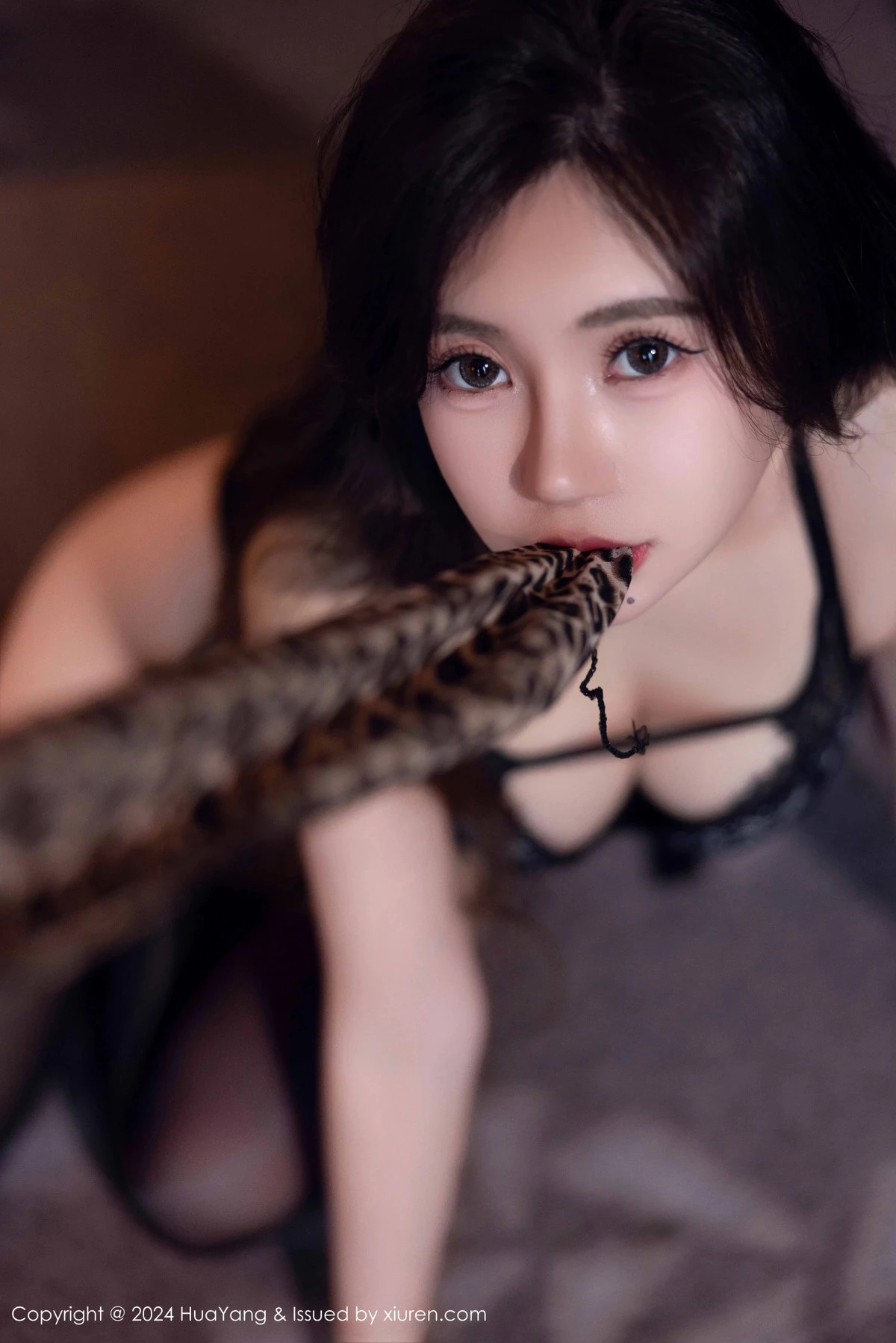 秀人集.com_[HuaYang花漾]Vol.617_女神绮里嘉ula豹纹服饰露黑色内衣配黑丝吊袜秀曼妙身姿诱惑写真89P