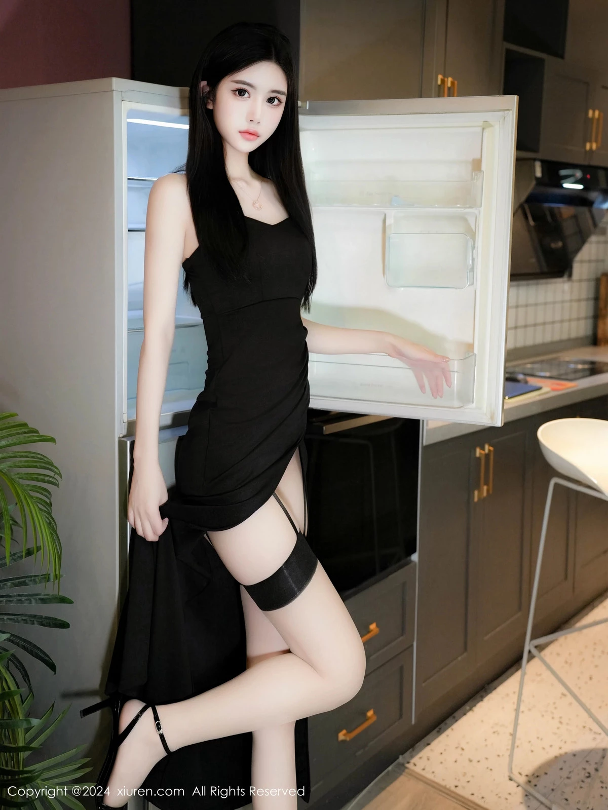 秀人集.com_[XiuRen秀人网]No.9419_模特Erikaki性感黑色连衣裙配肉丝吊袜秀曼妙身姿迷人美腿写真79P