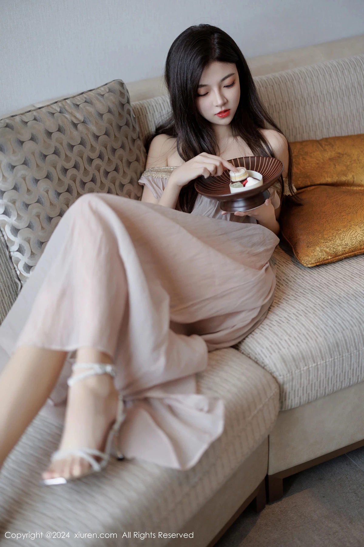 秀人集.com_[XiuRen秀人网]No.9426_模特初梦瑶私房性感浅色薄透连衣裙配凉高跟秀翘臀美腿诱惑写真102P