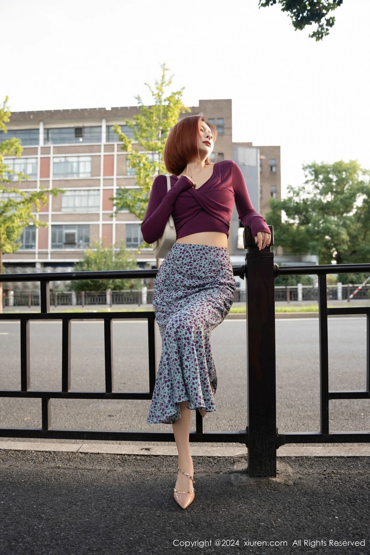 秀人集.com_[XiuRen秀人网]No.9445_模特白芷yy私房性感紫衣长裙露紫色内衣秀柔美身姿撩人诱惑写真54P