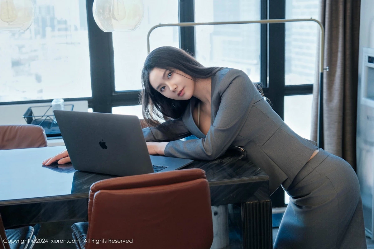 秀人集.com_[XiuRen秀人网]No.9444_模特方子萱灰色OL服饰露白色内衣配黑丝袜秀凹凸身材诱惑写真80P