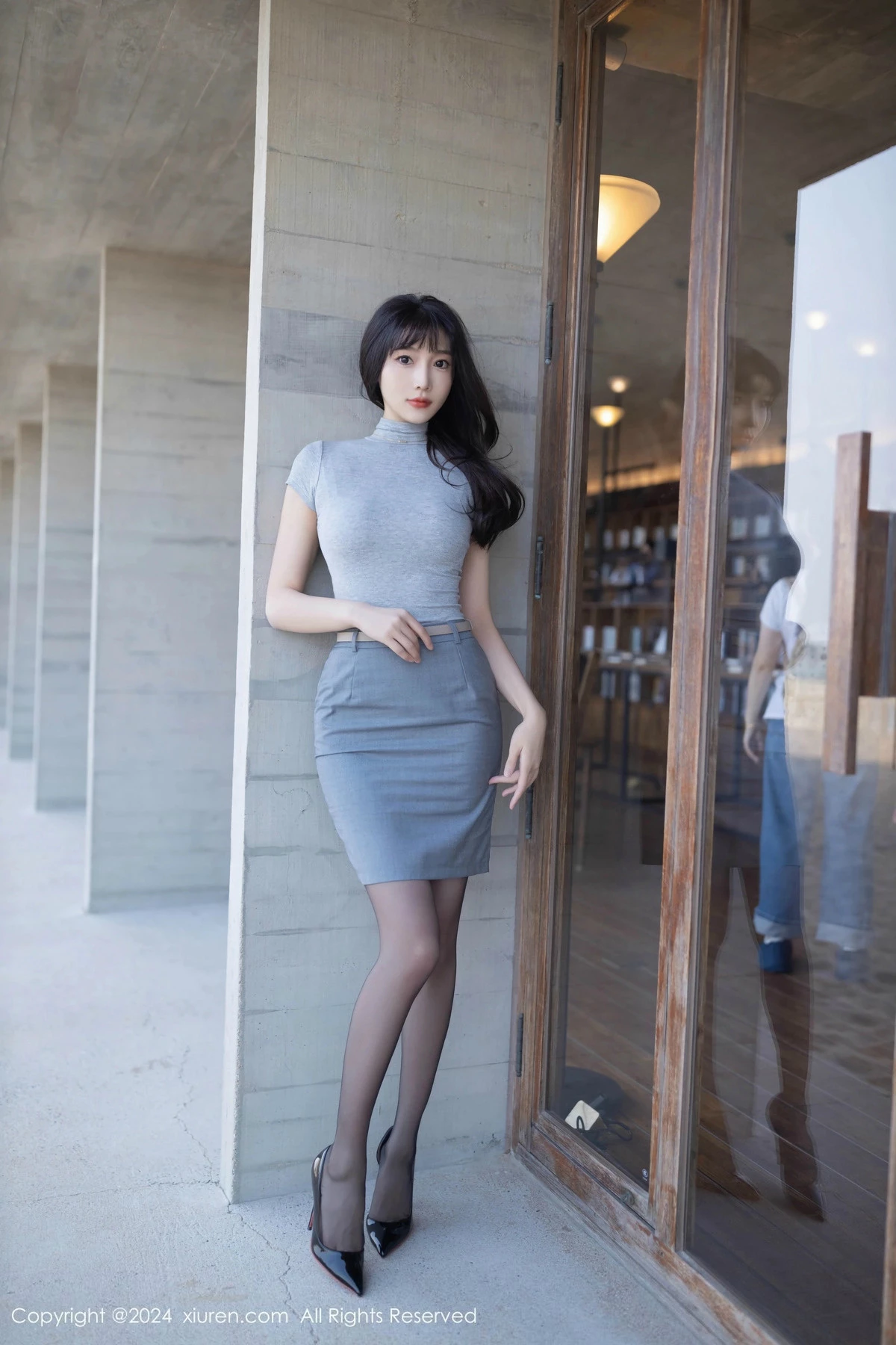 秀人集.com_[XiuRen秀人网]No.9450_模特陆萱萱性感灰色OL服饰露红色内衣配开档黑丝极致魅惑写真80P