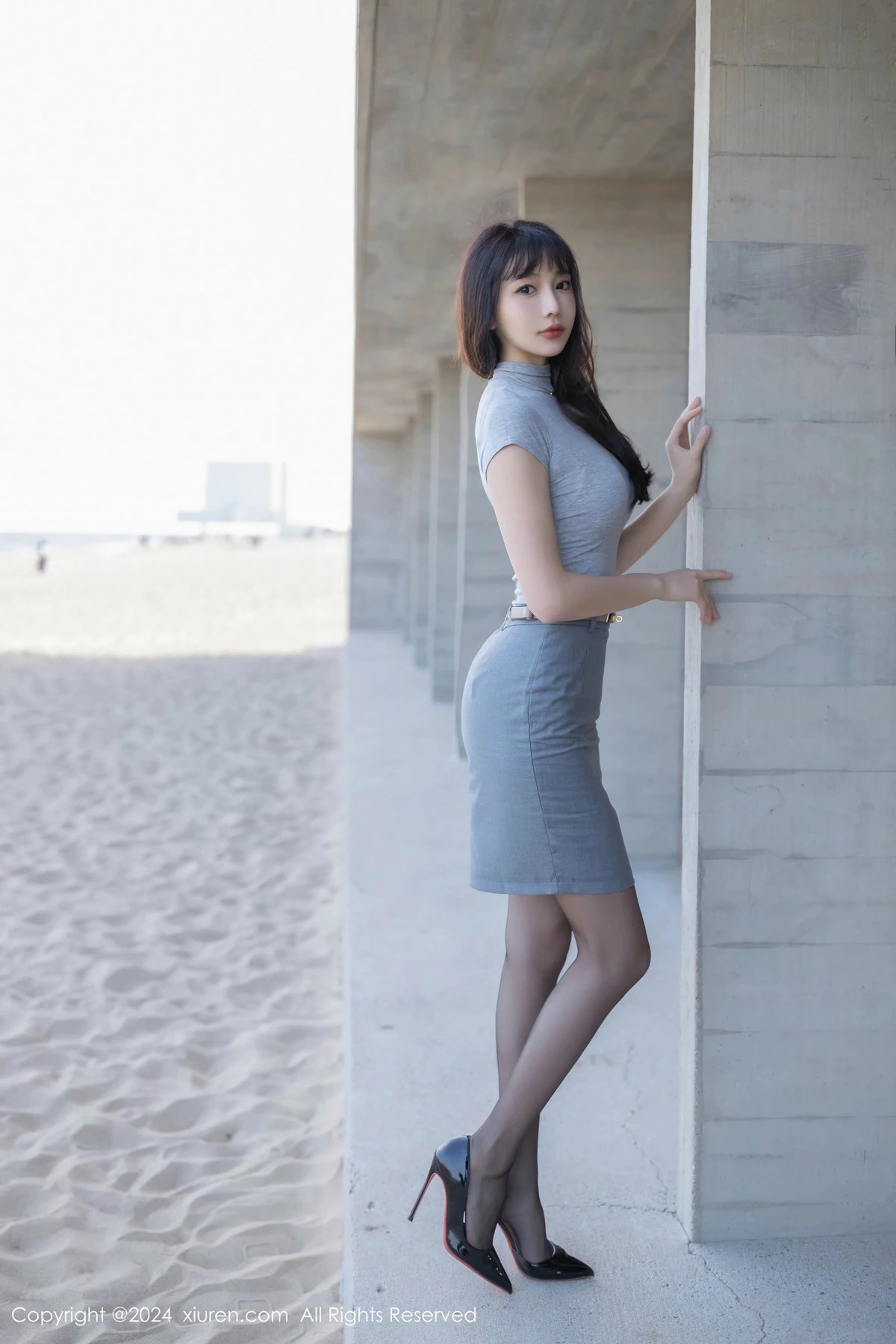 秀人集.com_[XiuRen秀人网]No.9450_模特陆萱萱性感灰色OL服饰露红色内衣配开档黑丝极致魅惑写真80P