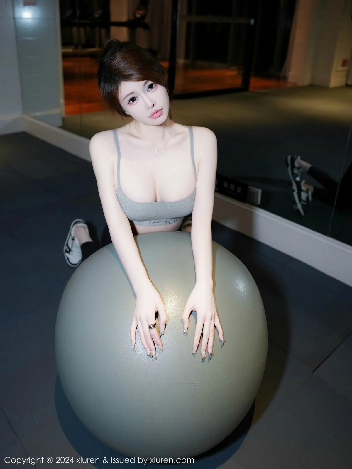 秀人集.com_[XiuRen秀人网]No.9452_模特甜妮性感短款浅灰色健身服紧身秀丰腴身材撩人诱惑写真71P