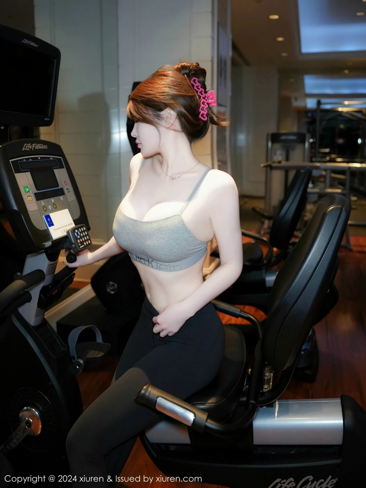 秀人集.com_[XiuRen秀人网]No.9452_模特甜妮性感短款浅灰色健身服紧身秀丰腴身材撩人诱惑写真71P