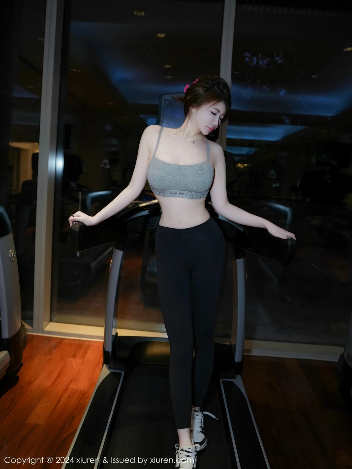 秀人集.com_[XiuRen秀人网]No.9452_模特甜妮性感短款浅灰色健身服紧身秀丰腴身材撩人诱惑写真71P