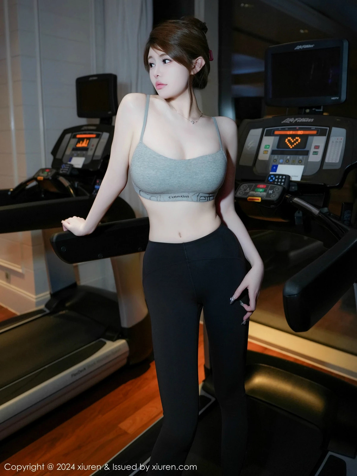 秀人集.com_[XiuRen秀人网]No.9452_模特甜妮性感短款浅灰色健身服紧身秀丰腴身材撩人诱惑写真71P