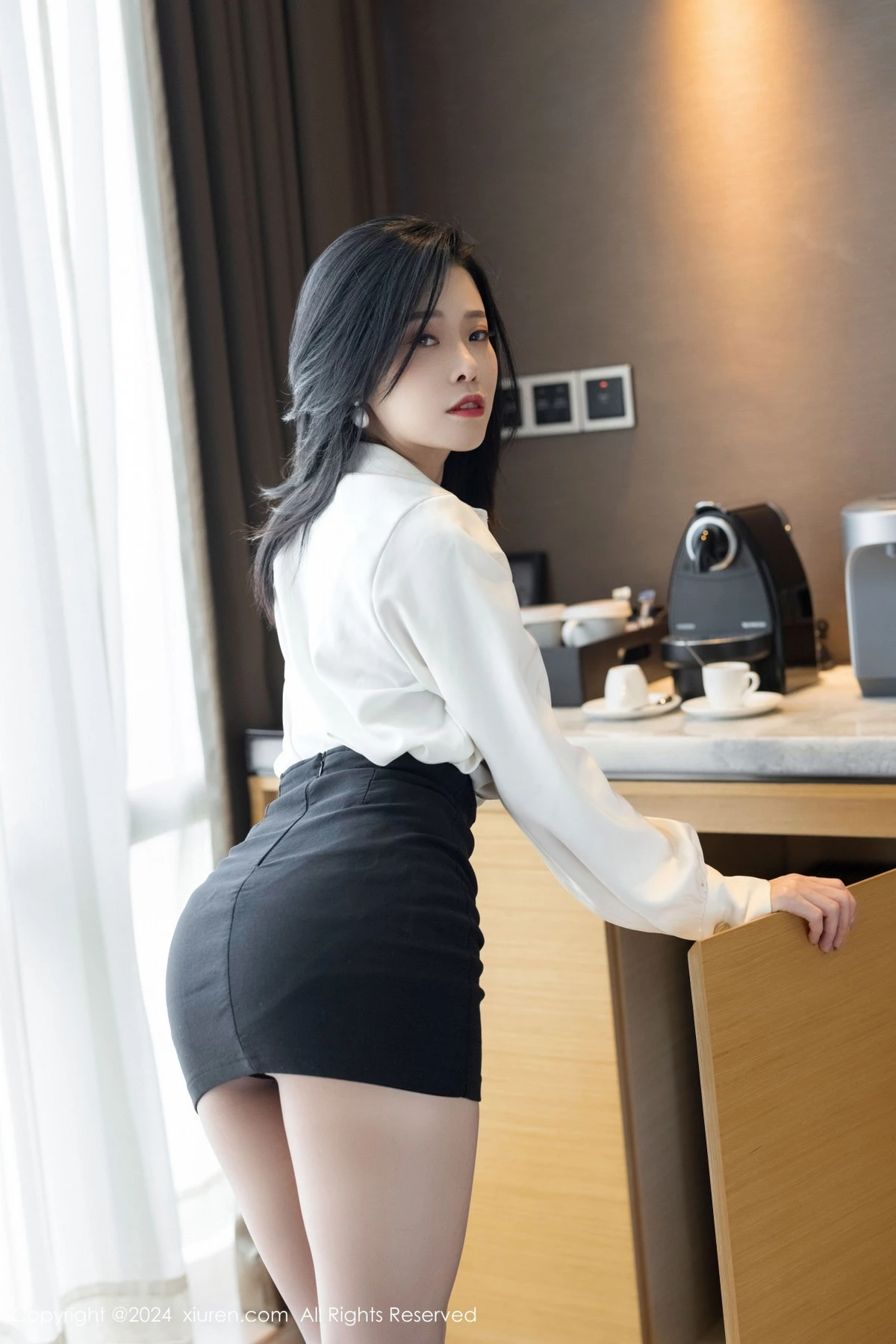 秀人集.com_[XiuRen秀人网]No.9329_模特luvian本能性感白衬衫配黑短裙露超薄肉丝秀凹凸身材诱惑写真42P