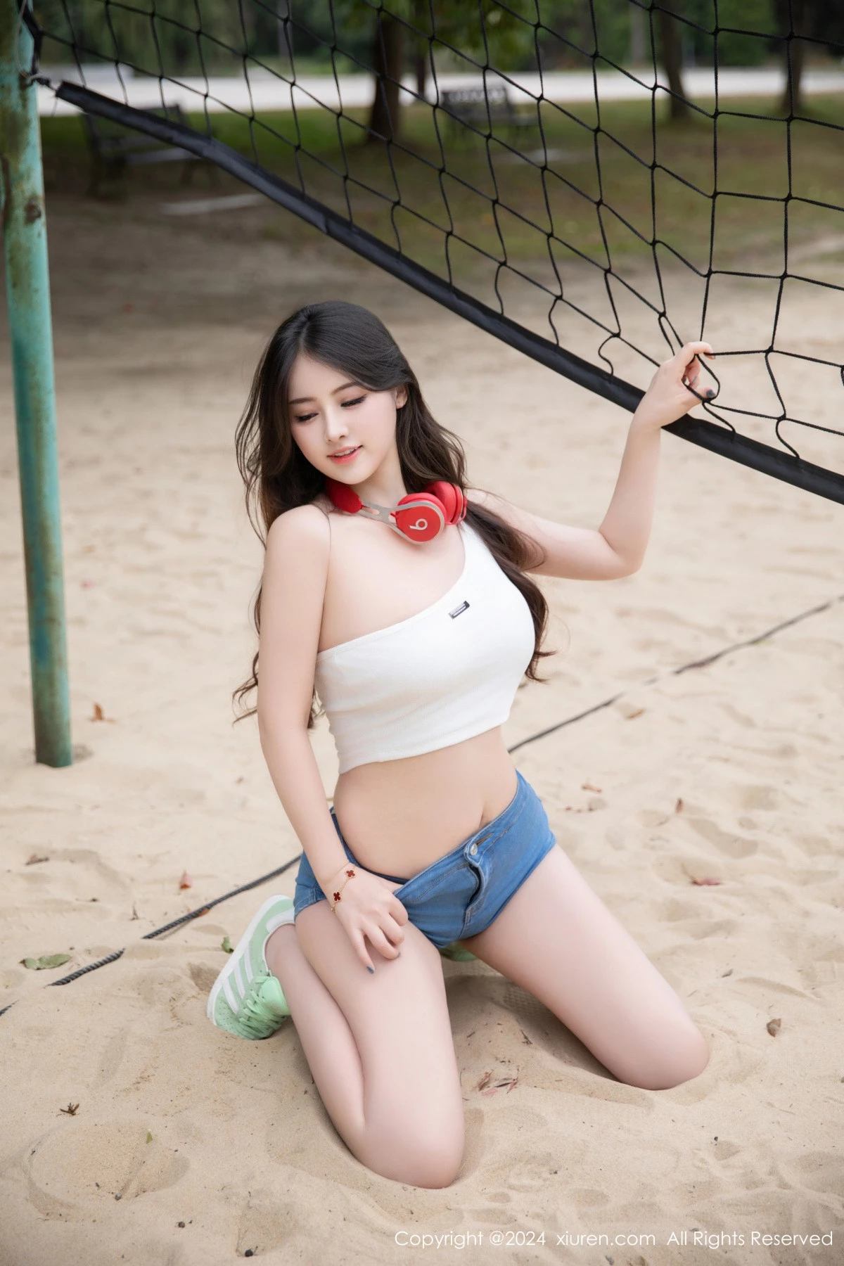 秀人集.com_[XiuRen秀人网]No.9354_模特诗诗kiki性感白色抹胸服饰配超短牛仔裤秀丰腴身姿诱惑写真81P