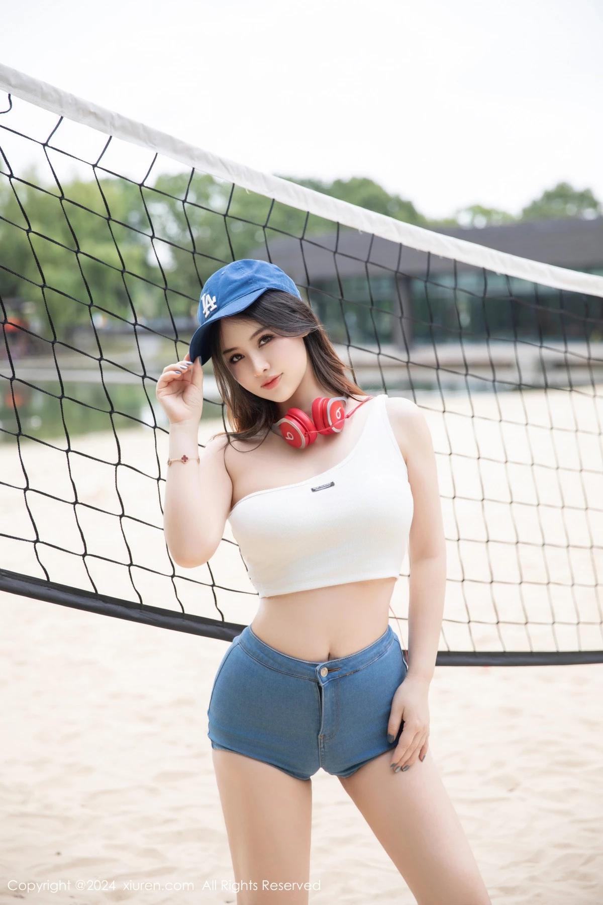 秀人集.com_[XiuRen秀人网]No.9354_模特诗诗kiki性感白色抹胸服饰配超短牛仔裤秀丰腴身姿诱惑写真81P