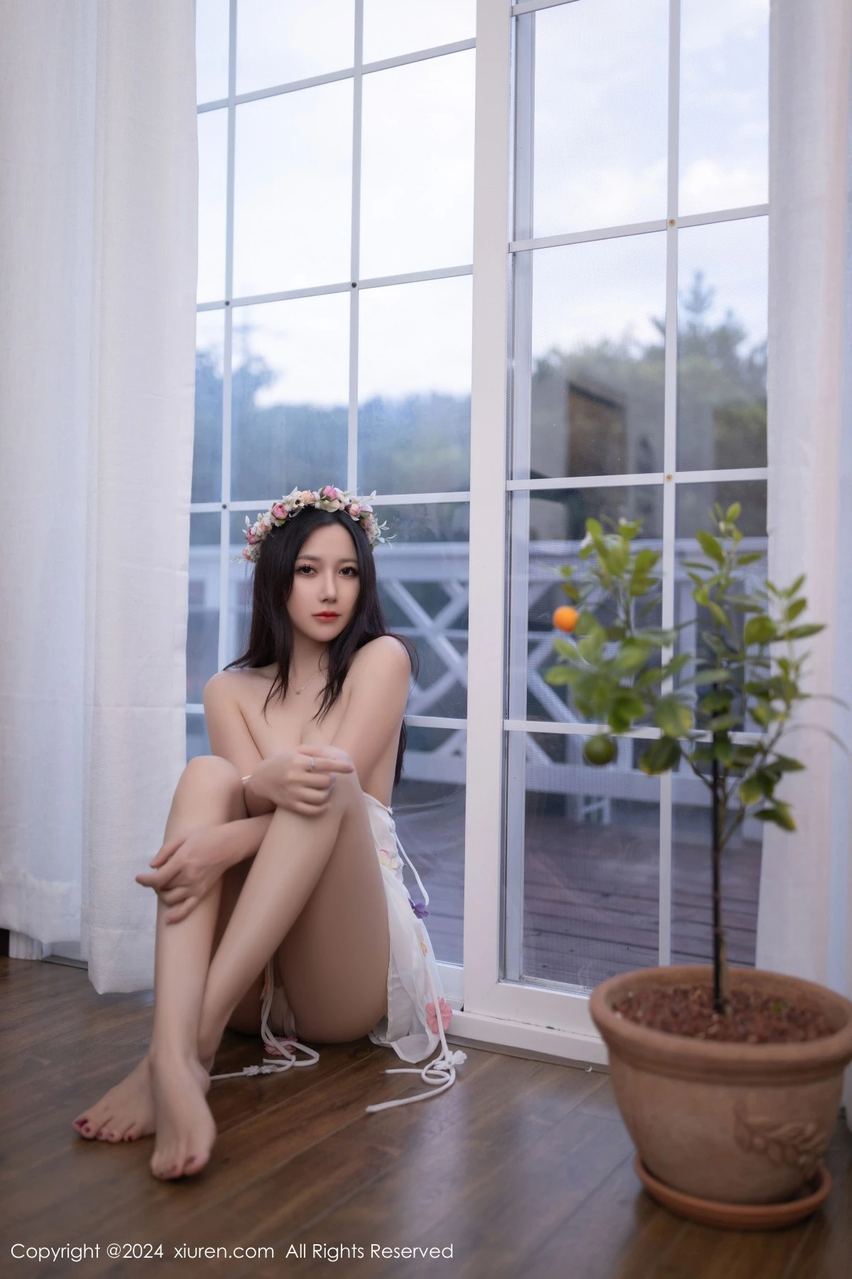 秀人集.com_[XiuRen秀人网]No.9531_模特鱼子酱Fish花朵主题白色吊带配原色丝袜秀曼妙身姿诱惑写真80P