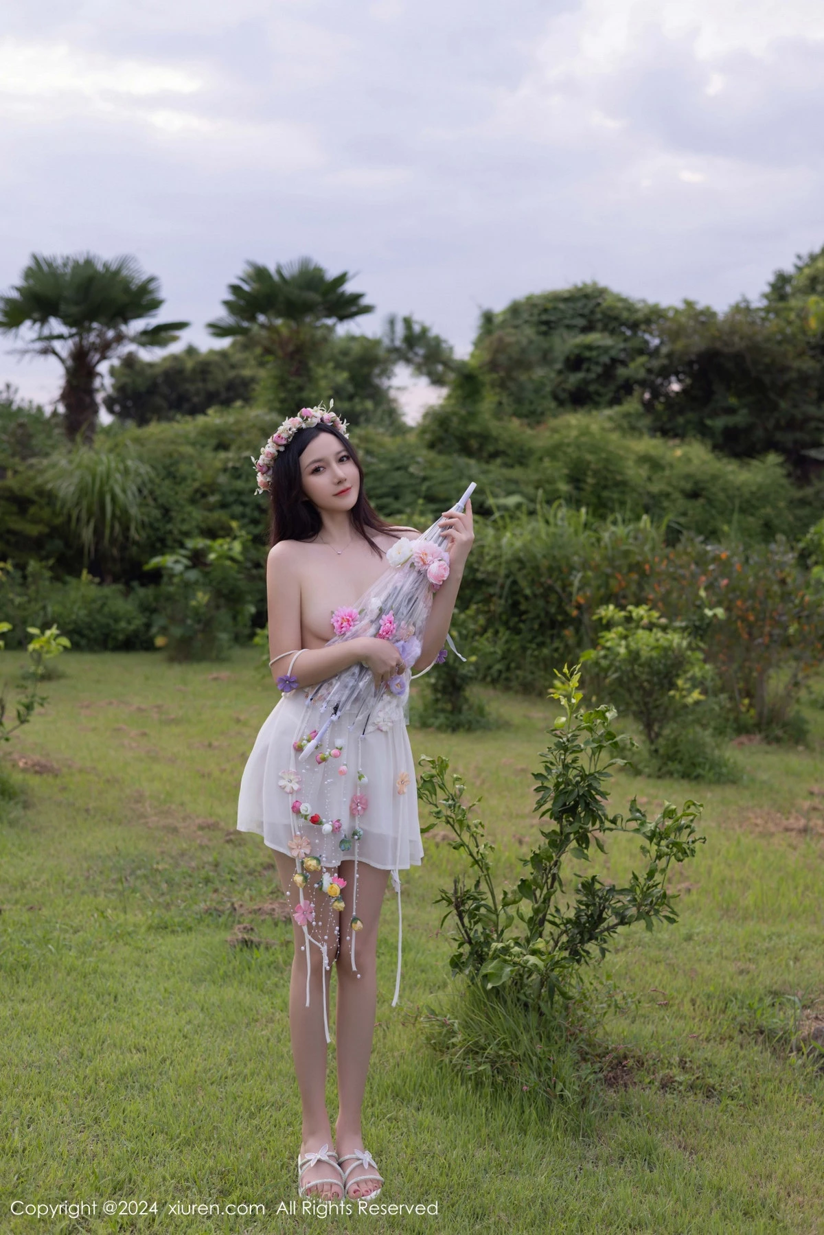 秀人集.com_[XiuRen秀人网]No.9531_模特鱼子酱Fish花朵主题白色吊带配原色丝袜秀曼妙身姿诱惑写真80P