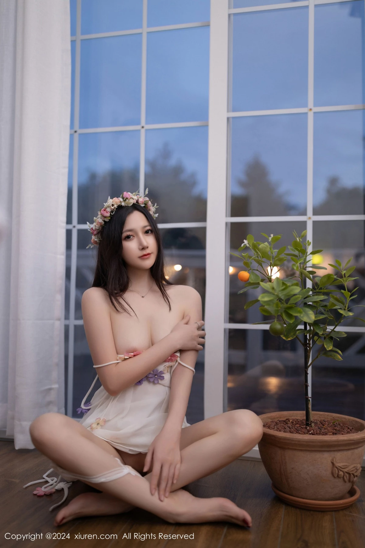 秀人集.com_[XiuRen秀人网]No.9531_模特鱼子酱Fish花朵主题白色吊带配原色丝袜秀曼妙身姿诱惑写真80P