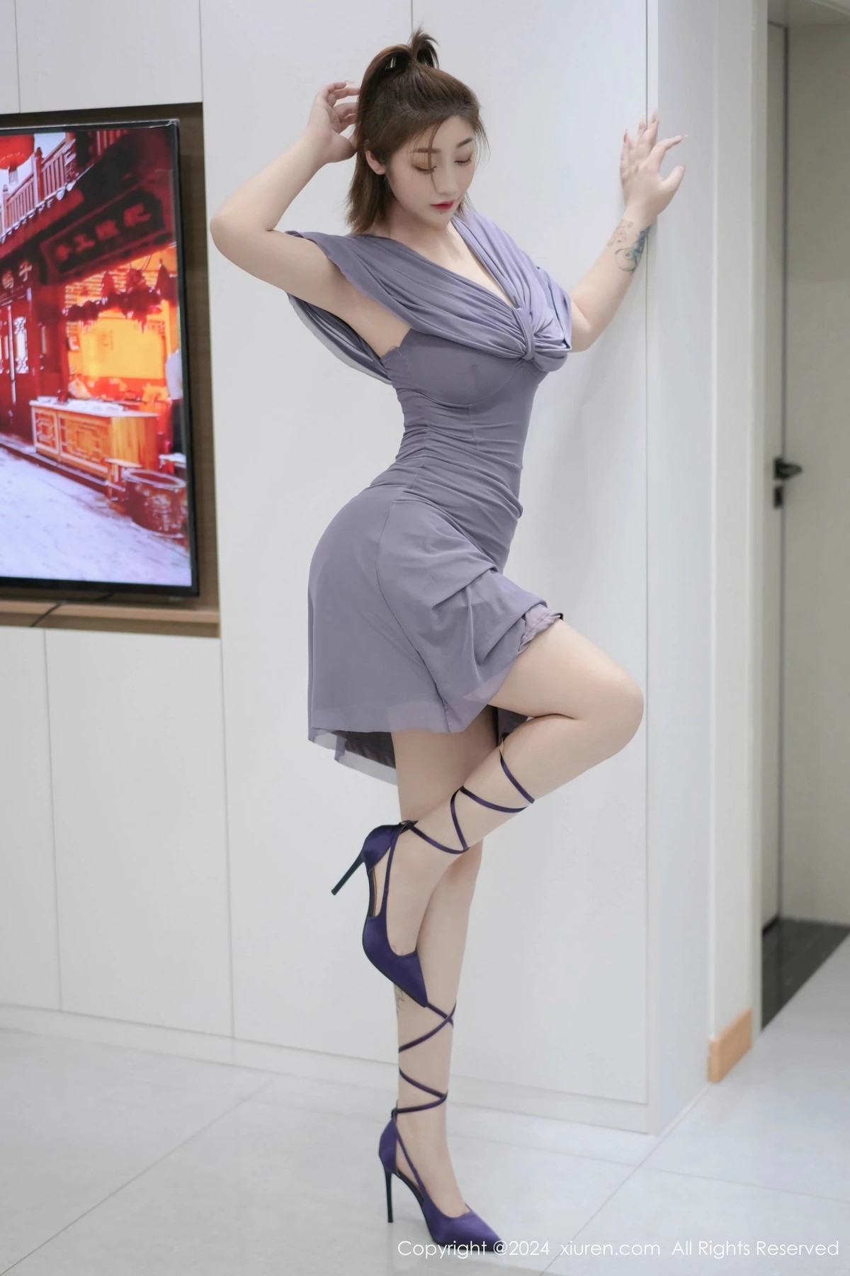 秀人集.com_[XiuRen秀人网]No.9525_女神妲己_Toxic性感灰色连衣裙露白色珍珠内衣秀丰腴身材诱惑写真70P