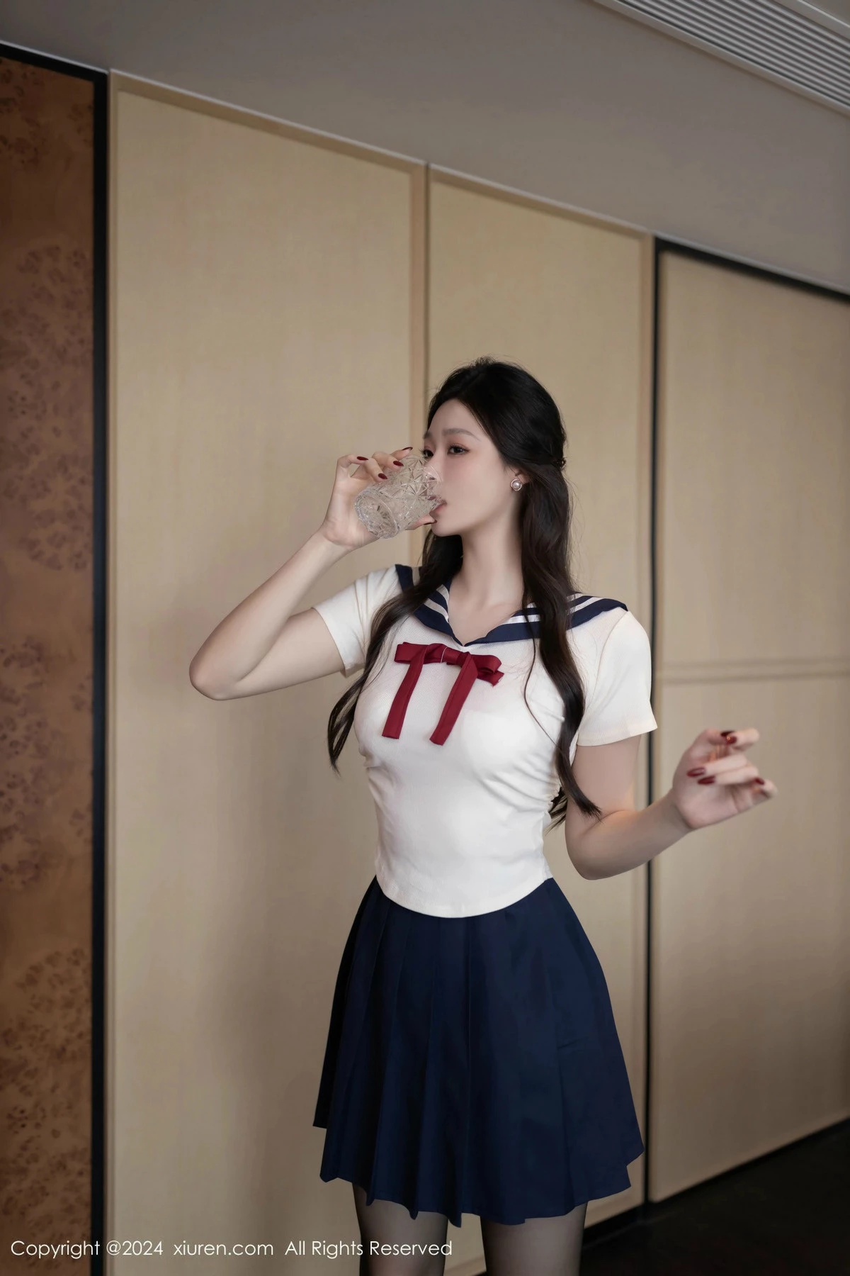 秀人集.com_[XiuRen秀人网]No.9530_模特小逗逗性感JK制服露白色内衣配超薄黑丝秀曼妙身姿诱惑写真80P