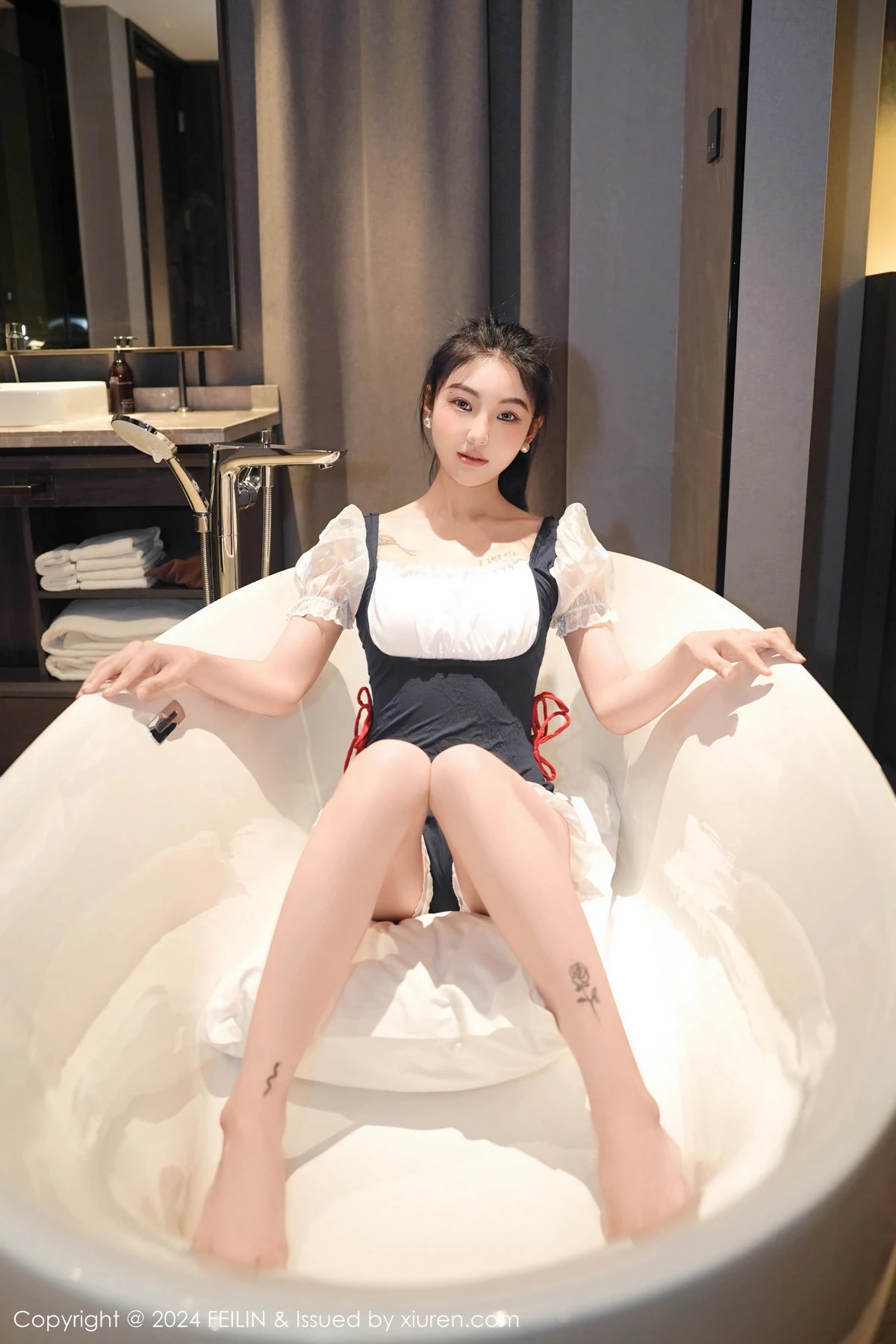 秀人集.com_[FeiLin嗲囡囡]VOL.491_模特希恬儿私房浴室性感拼色连衣短裙秀翘臀美腿撩人诱惑写真60P