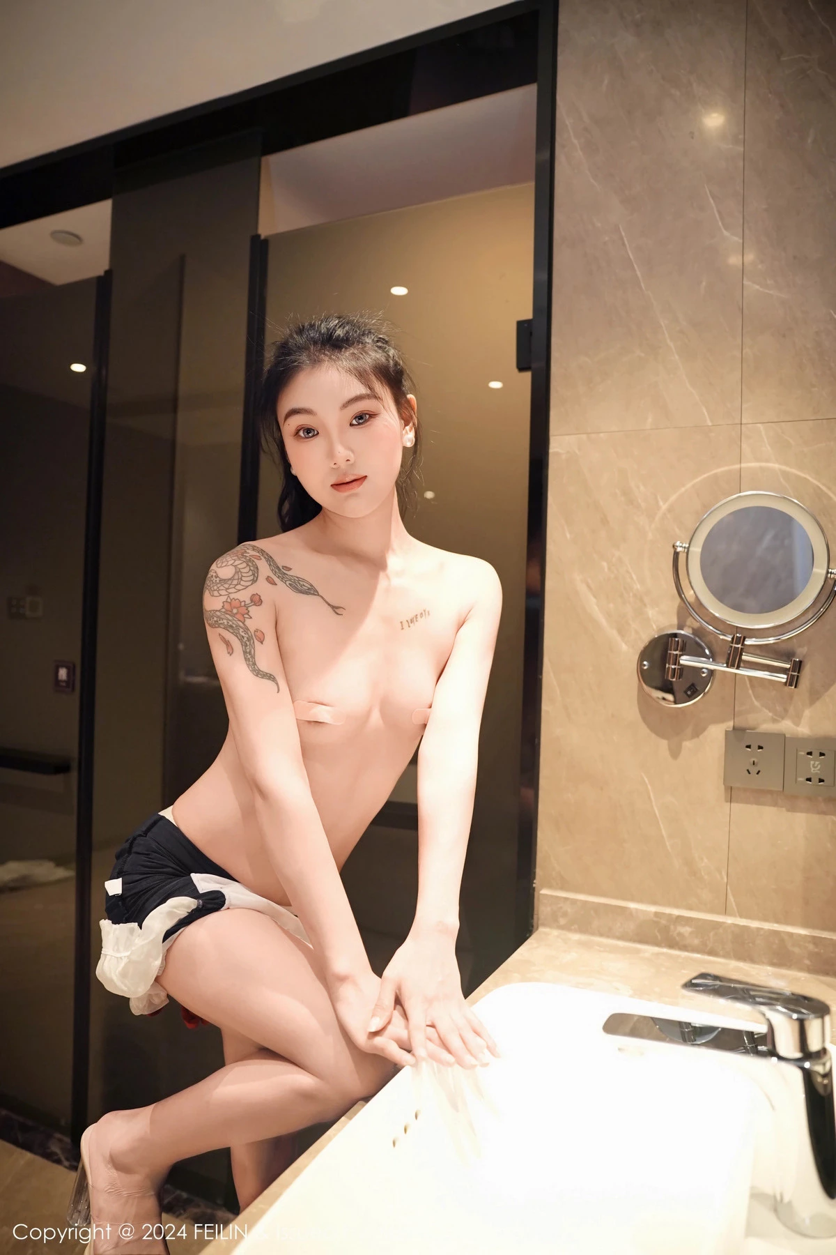 秀人集.com_[FeiLin嗲囡囡]VOL.491_模特希恬儿私房浴室性感拼色连衣短裙秀翘臀美腿撩人诱惑写真60P