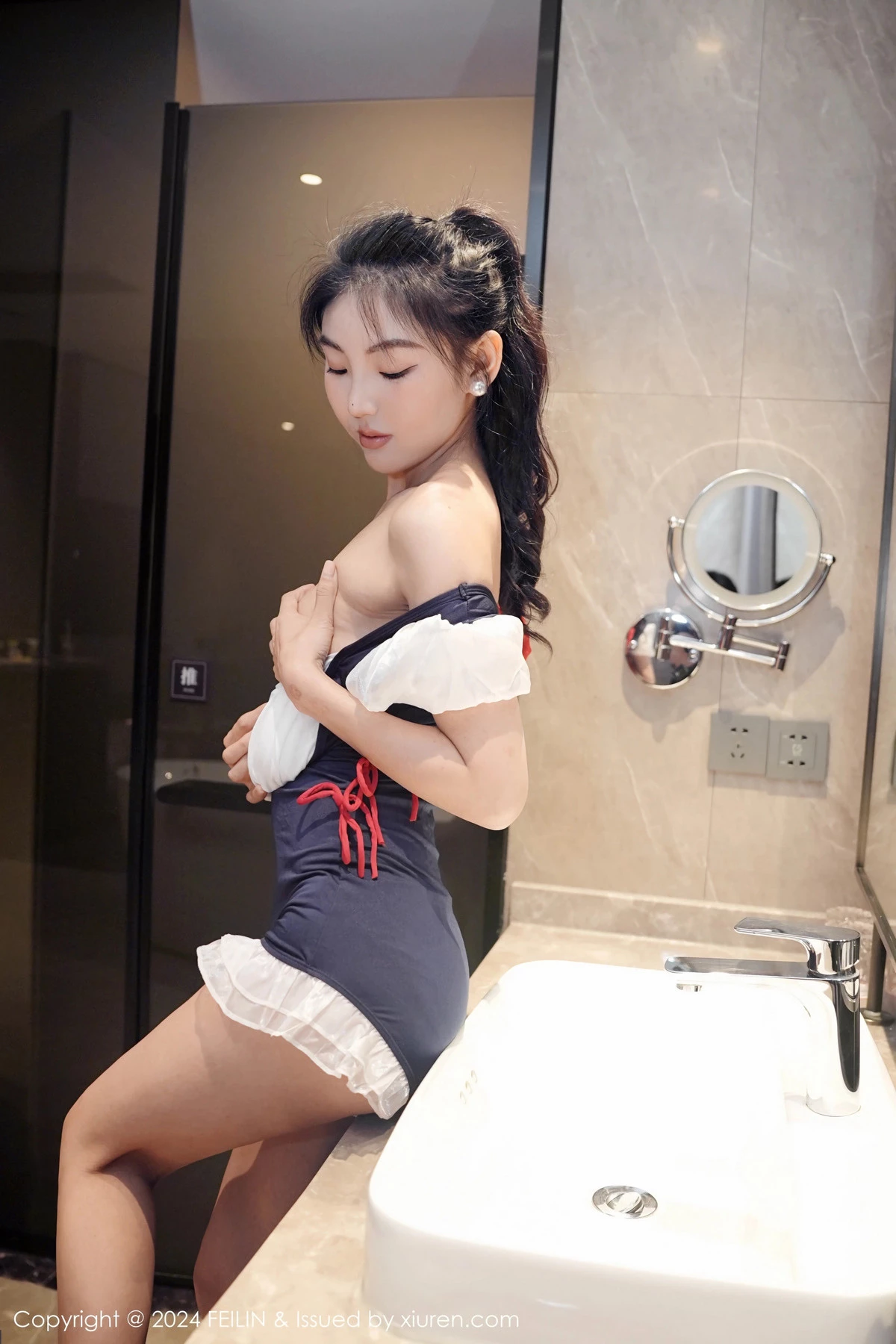 秀人集.com_[FeiLin嗲囡囡]VOL.491_模特希恬儿私房浴室性感拼色连衣短裙秀翘臀美腿撩人诱惑写真60P
